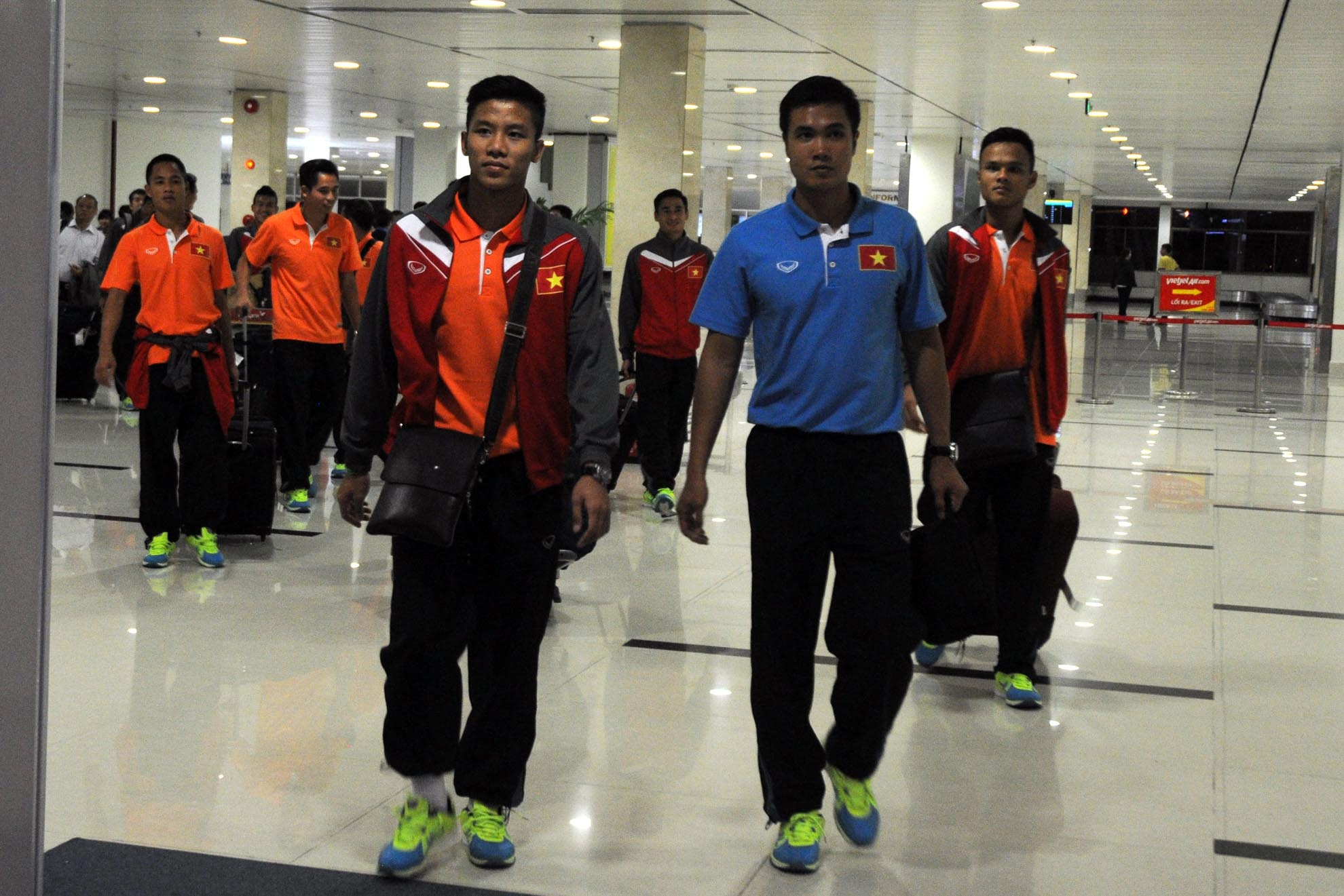 Hinh anh doi tuyen Viet Nam tai san bay Tan Son Nhat toi 2/12 hinh anh