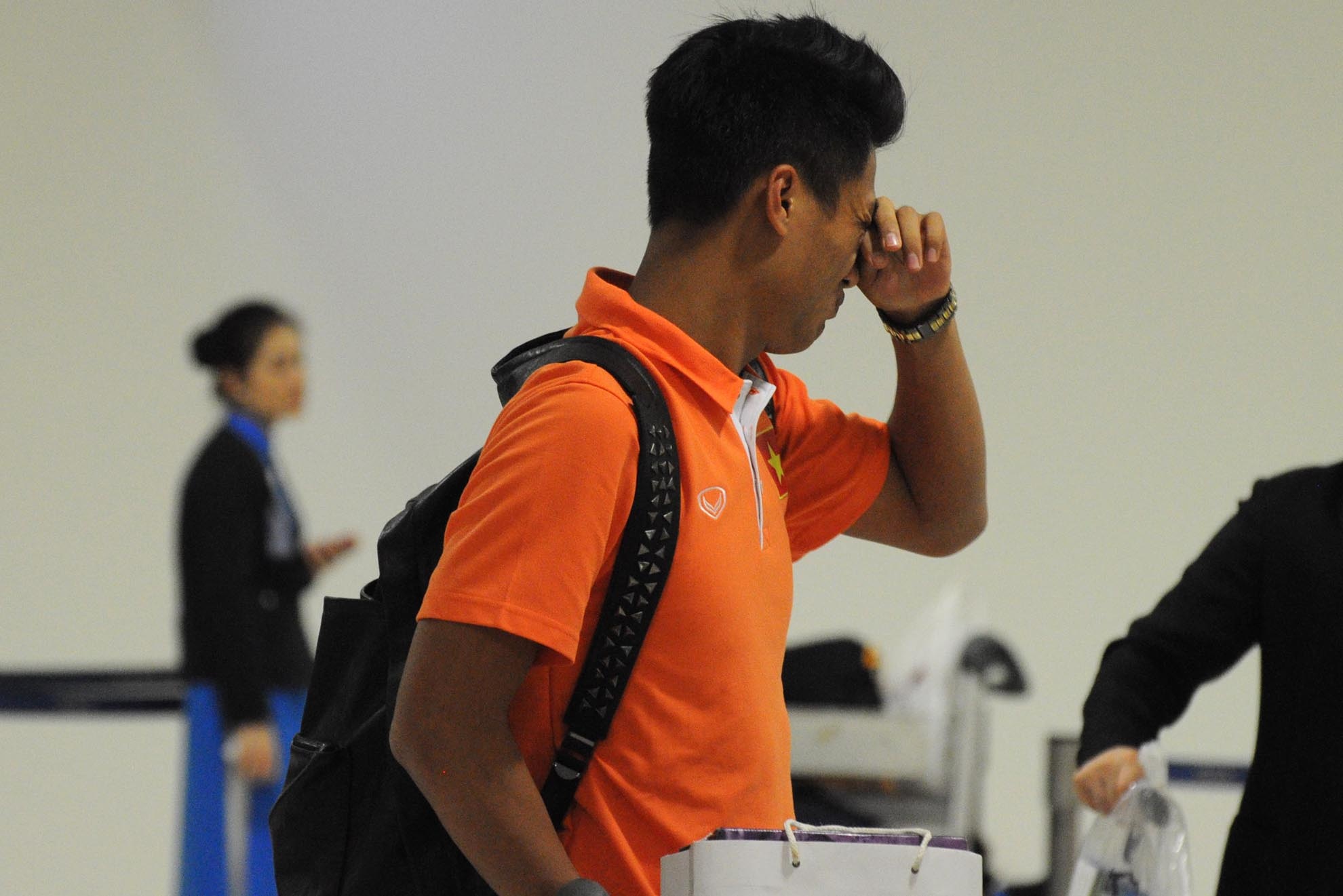 Tiền đạo Mạc Hồng Quân tỏ ra mệt mỏi sau chuyến bay