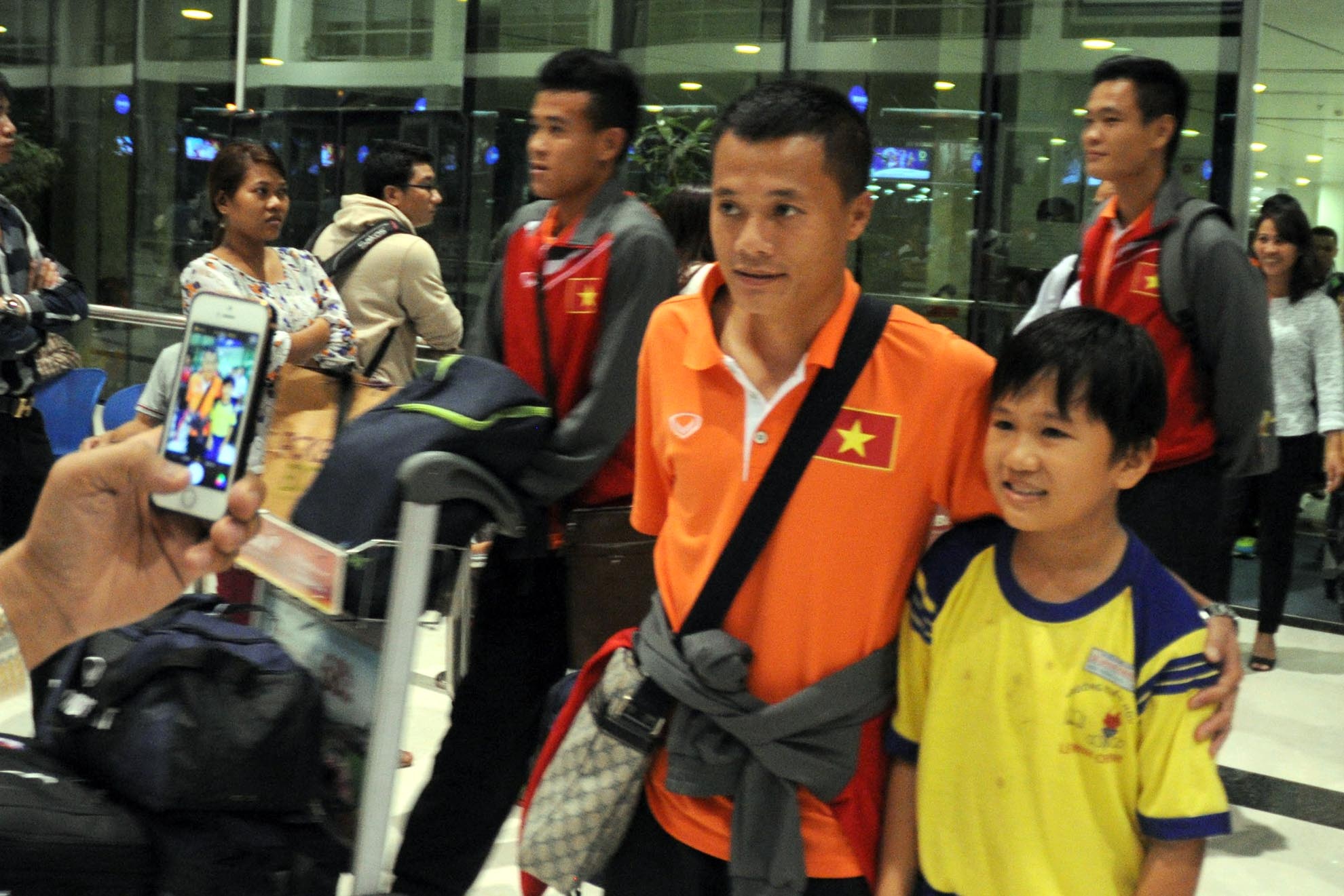 Fan nhí chụp hình kỷ niệm cùng “sóc nhỏ” Thành Lương