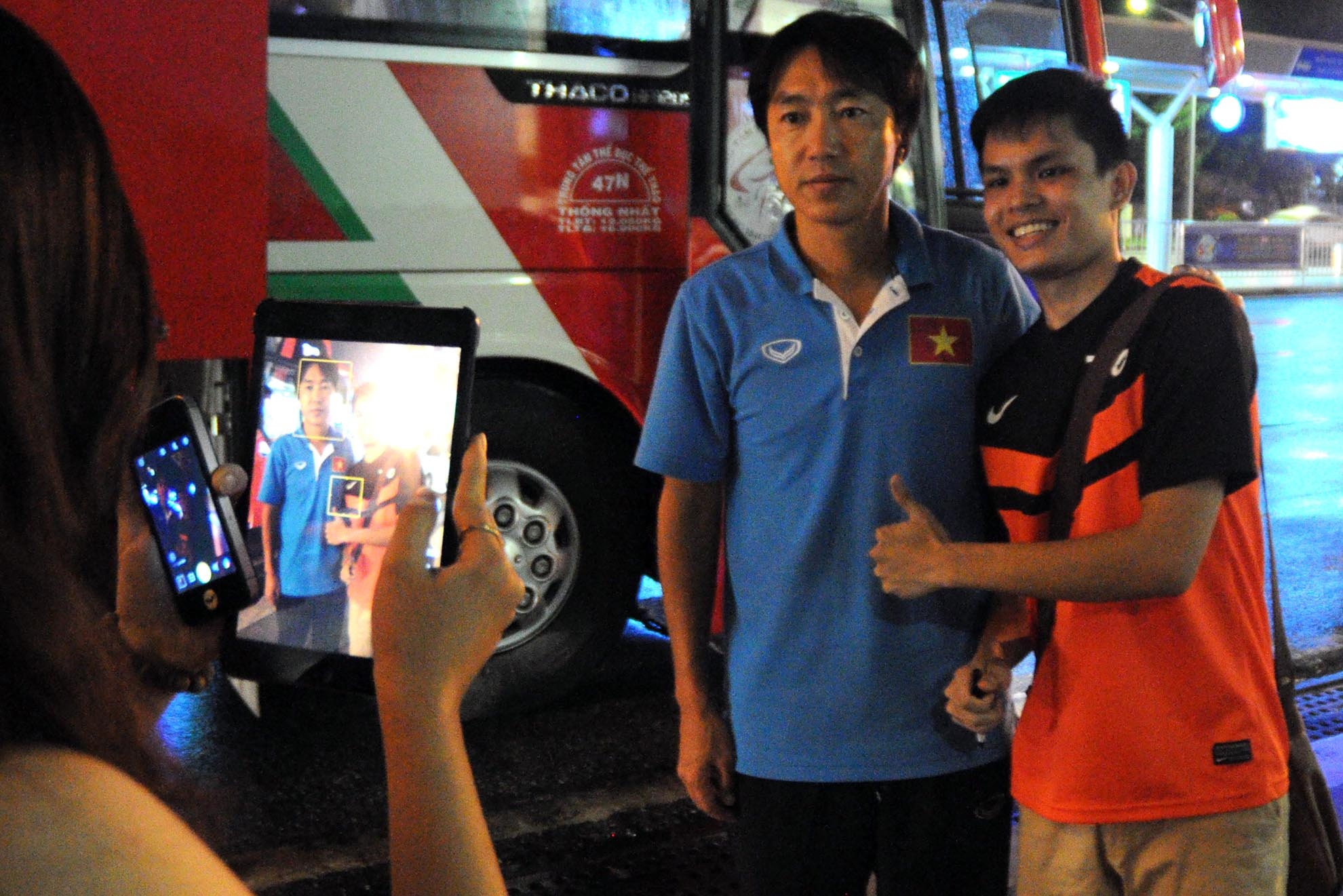 HLV Miura chụp hình với người Fan nhí chụp hình kỷ niệm cùng “sóc nhỏ” Thành Lương hâm mộ