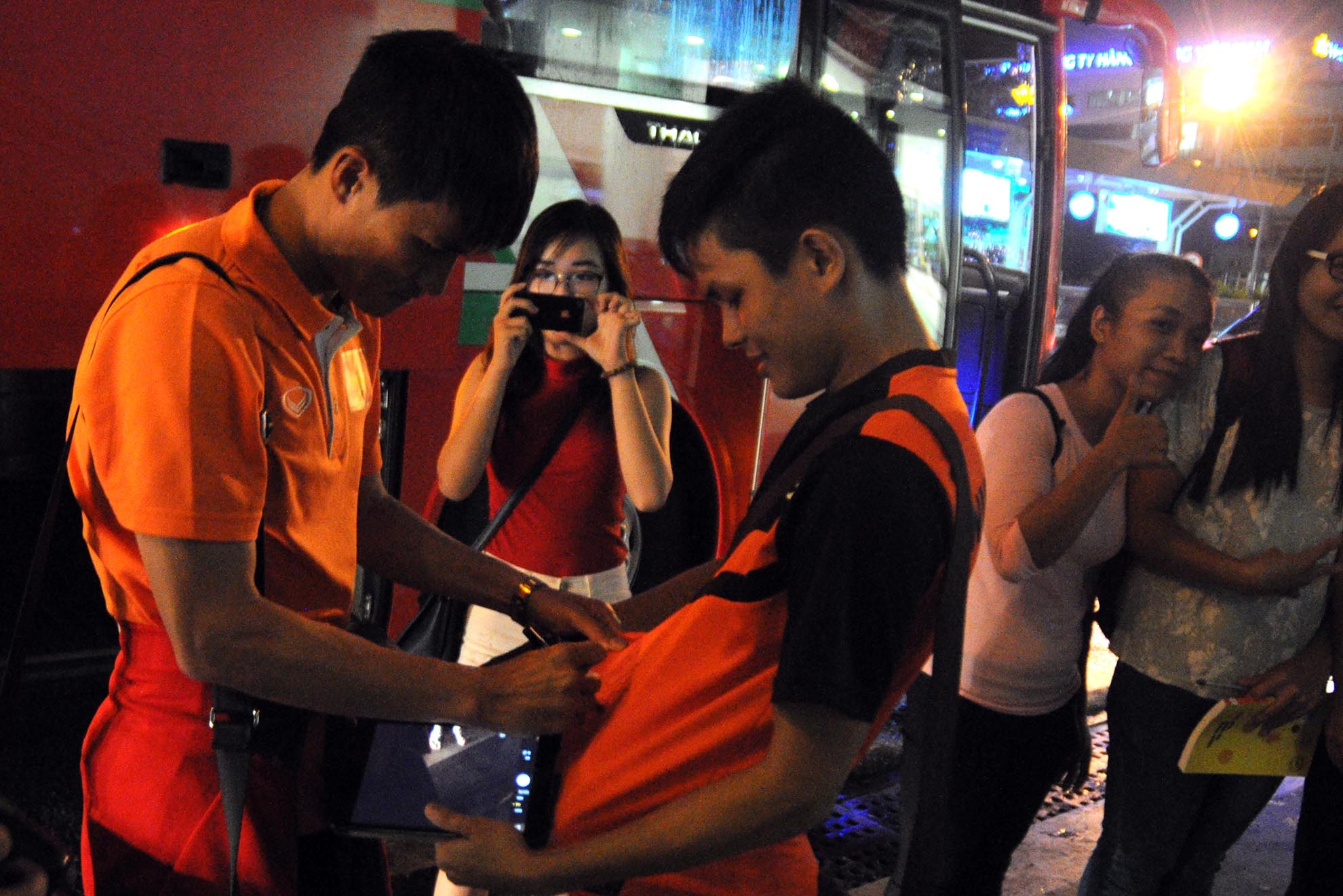 Công Vinh được người hâm mộ săn đón xin chữ ký...