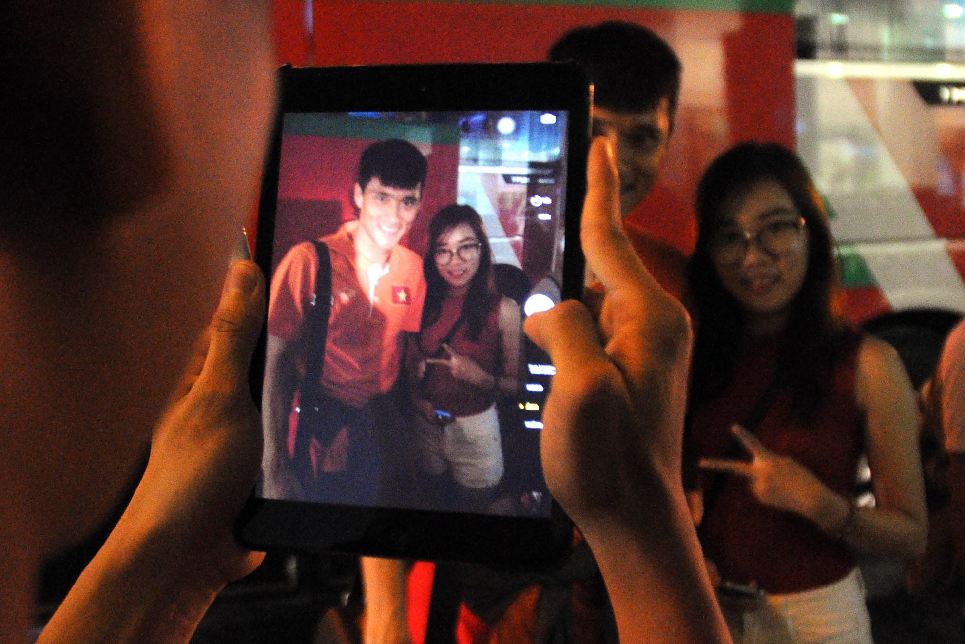 và chụp ảnh lưu niệm