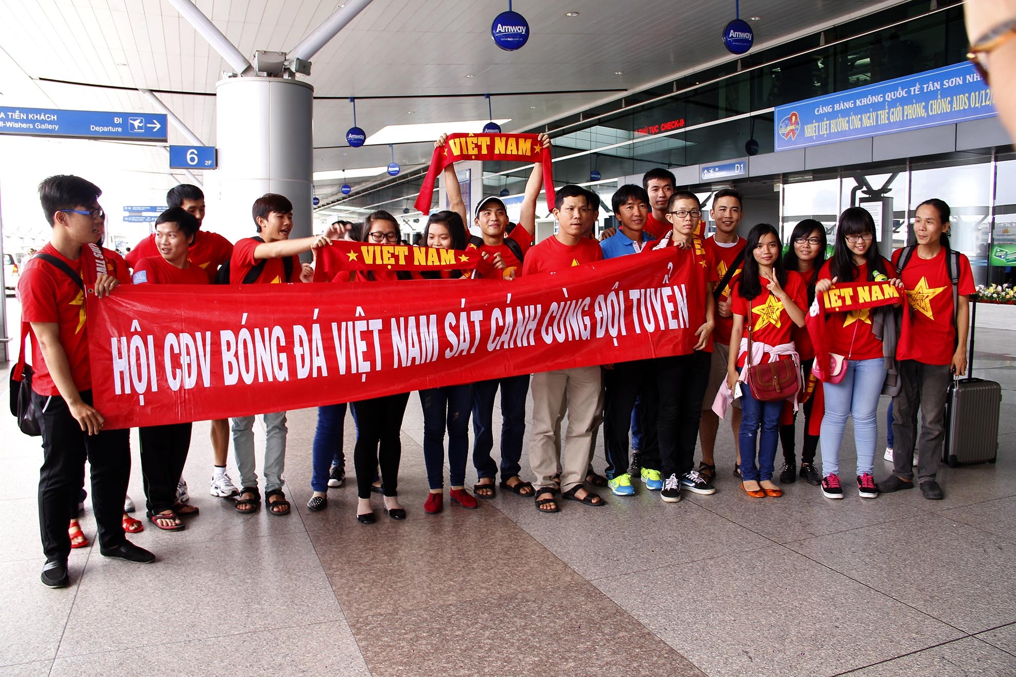 1.	Đông đảo CĐV tại TP.HCM đã đến sân bay Tân Sơn Nhất để đưa tiễn ban huấn luyện và các cầu thủ đội tuyển Quốc gia sang Malaysia thi đấu lượt đi bán kết AFF Cup 2014