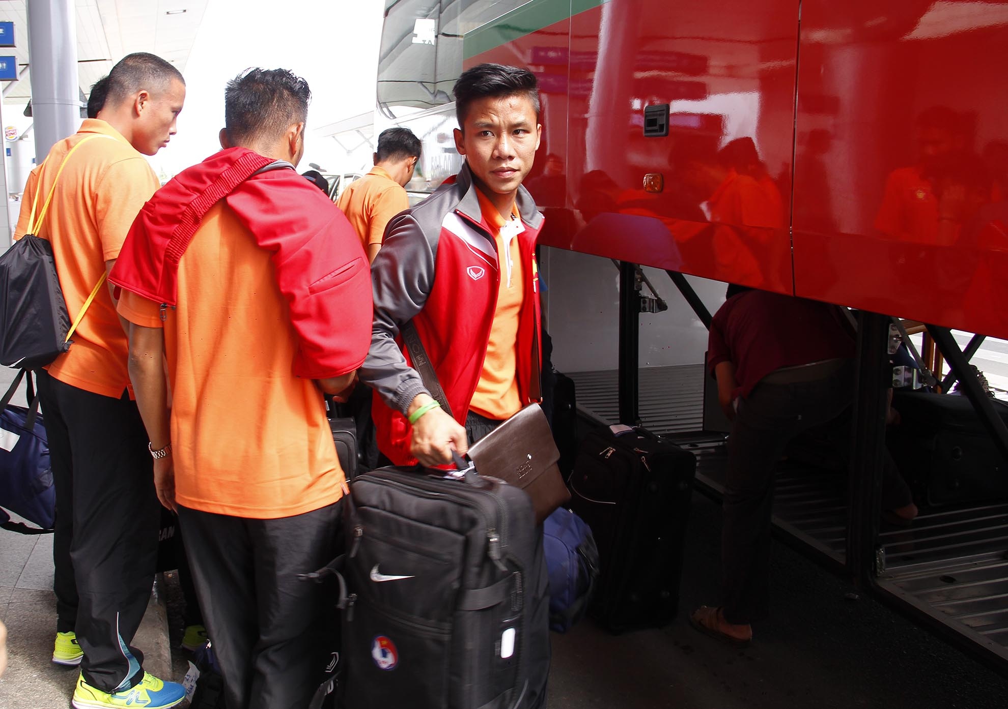 2.	Các cầu thủ vội vã lấy hành lý làm thủ tục bay