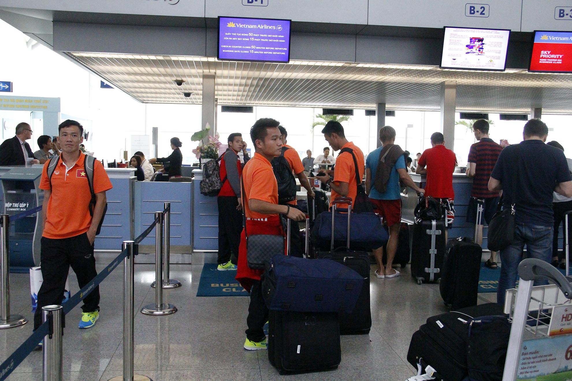 4.	Nhiều cầu thủ tỏ ra mệt mỏi vì chưa kịp tiêu hóa bữa cơm trưa sau buổi tập sáng thì phải ra sân bay từ 13h