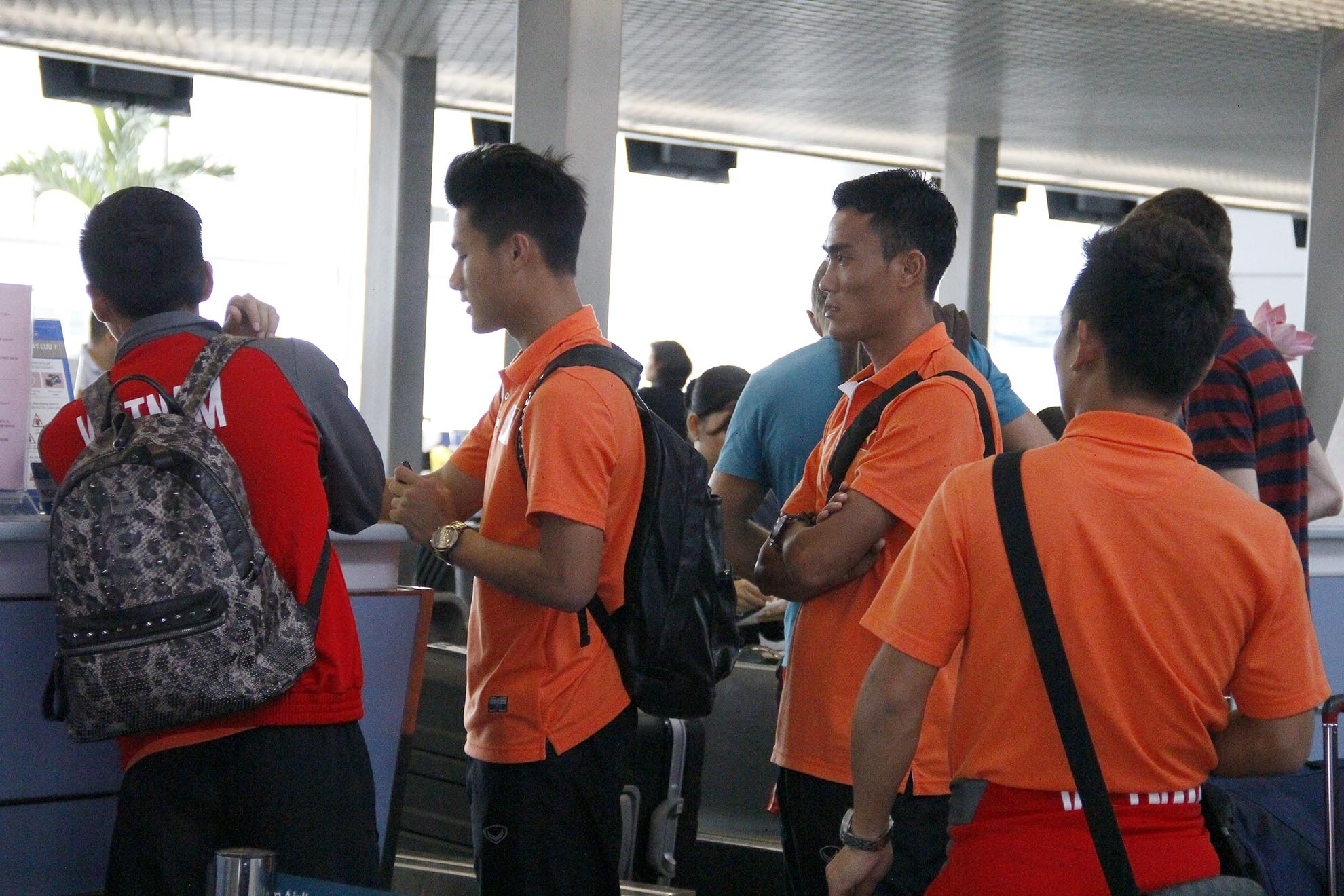 5.	Theo lịch trình, Chuyến bay chở thầy trò ông Miura sang Kuala Lumpur khởi hành lúc 15h20.