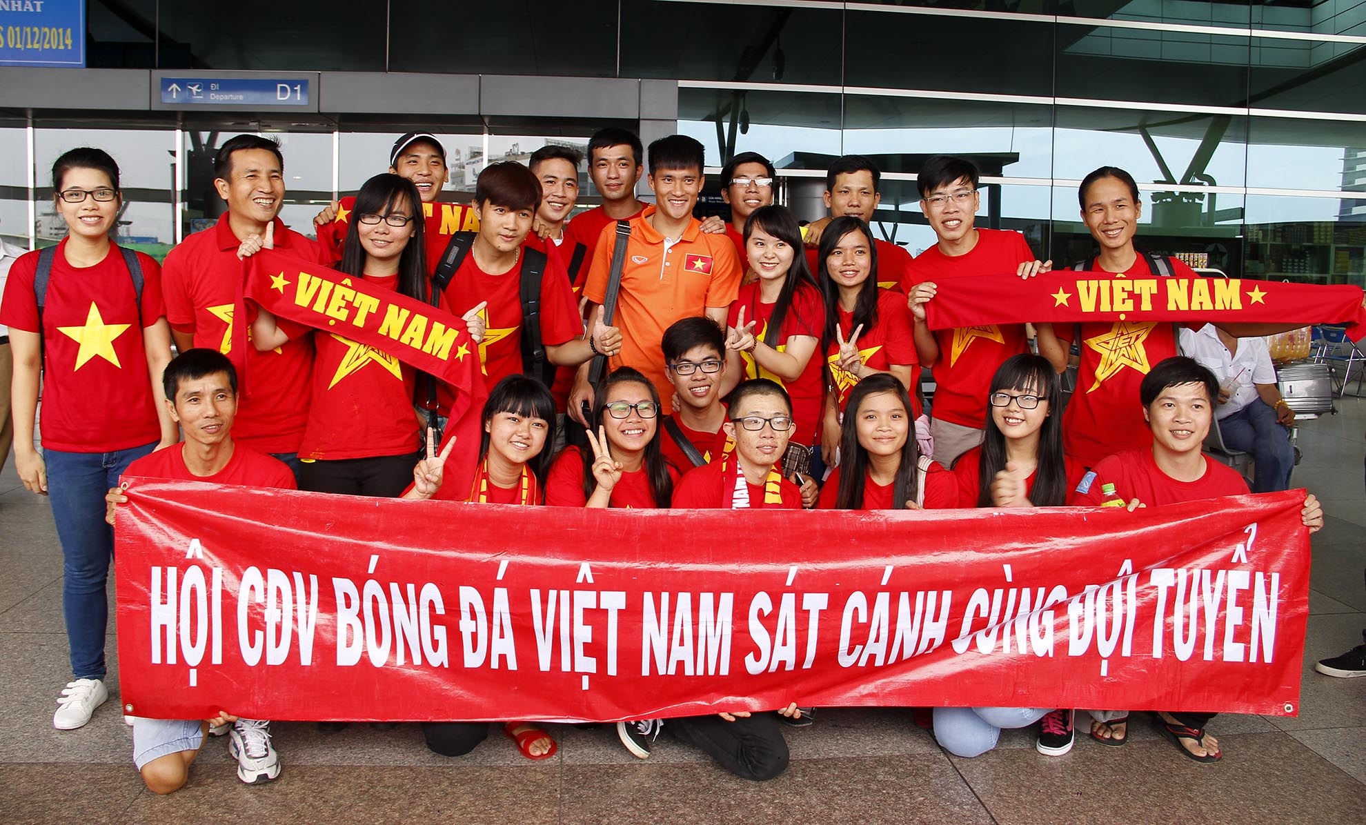 9.	Người hâm mộ luôn sát cánh cùng đội tuyển và tự tin đội tuyển sẽ giành chiến thắng tại hai trận bán kết và lọt vào trận cuối cùng của AFF Cup 2014