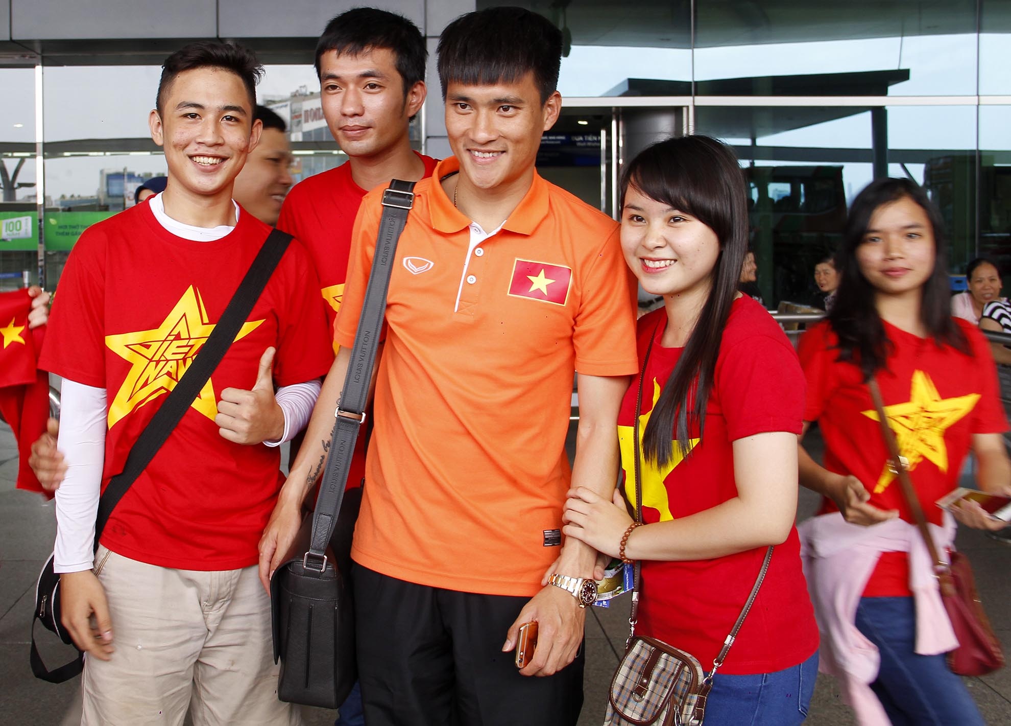 Fan quay kin Cong Vinh o san bay Tan Son Nhat hinh anh