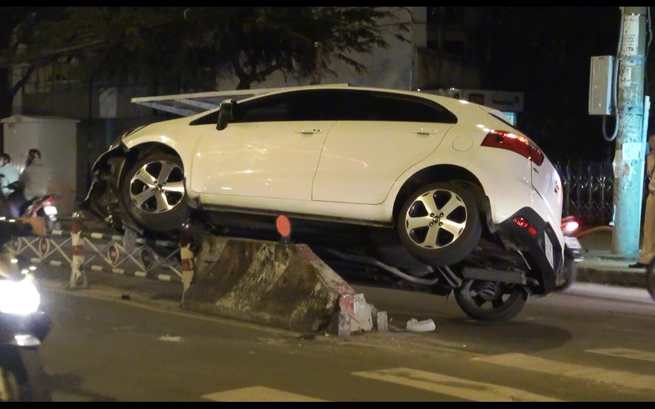 Xe hop leo len dai phan cach giua Sai Gon hinh anh