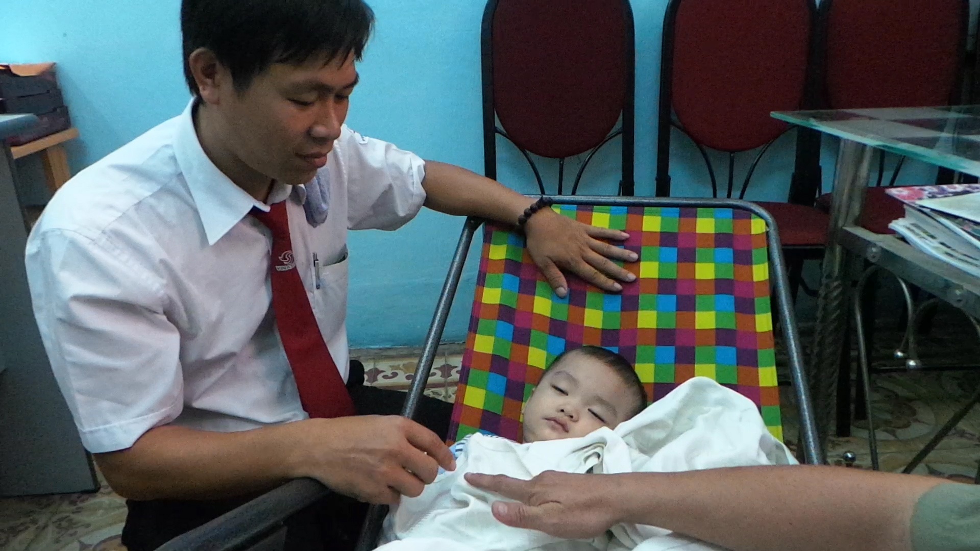 Be bi bo roi tren taxi se duoc dua vao trung tam bao tro hinh anh