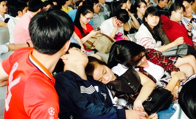 Met moi cho doi mua ve tau Tet o ga Sai Gon hinh anh