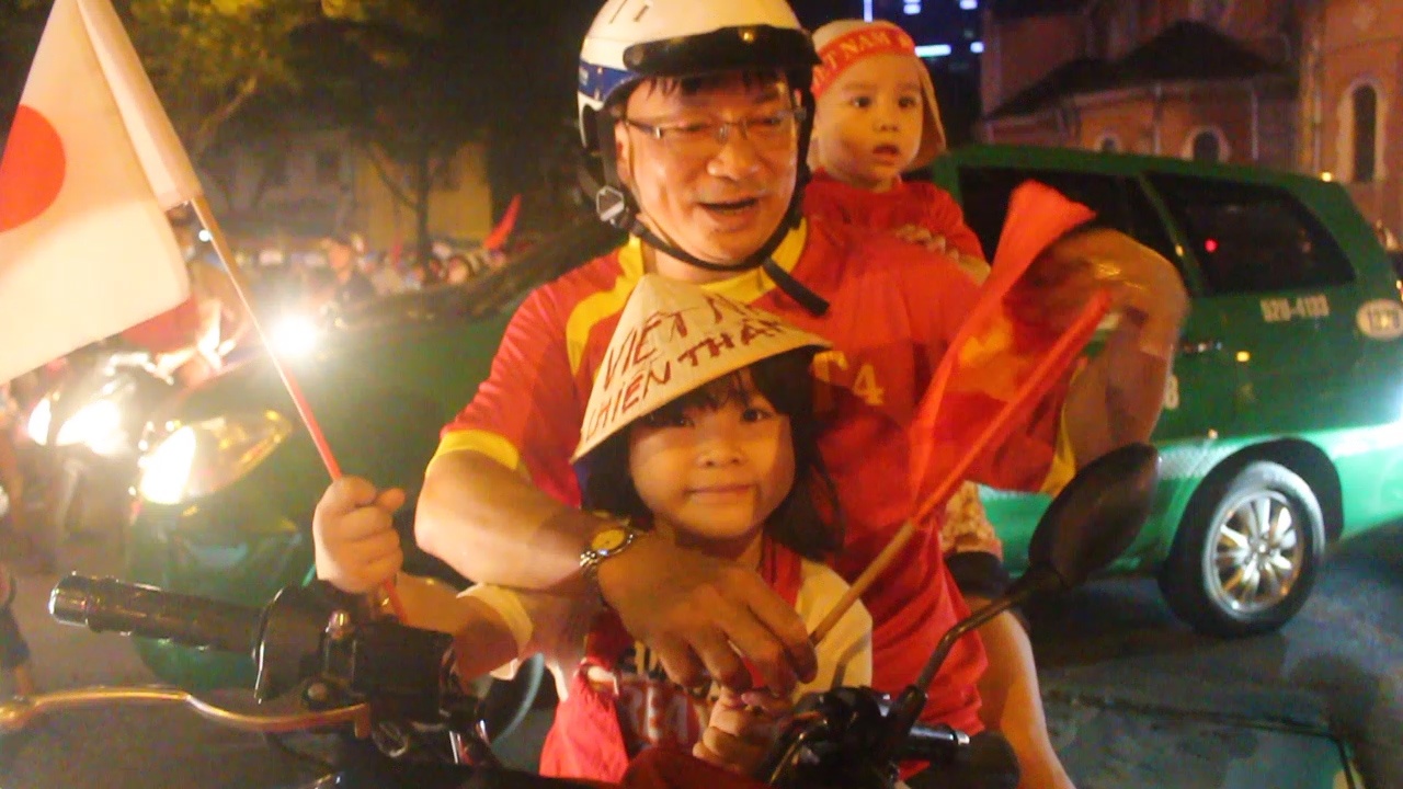 CDV tai TP.HCM xuong duong mung chien thang doi tuyen hinh anh