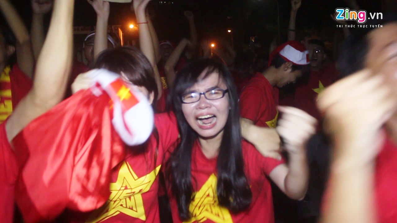 Nguoi ham mo tai TP.HCM oa khoc khi doi tuyen ghi ban hinh anh