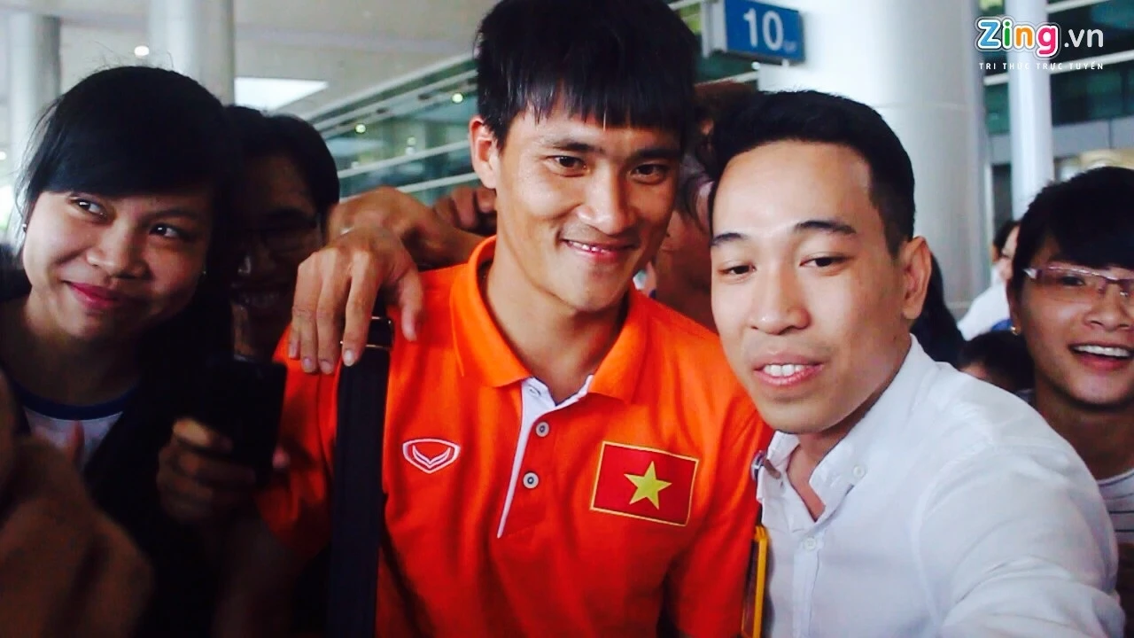 Fan vay kin doi tuyen Viet Nam o san bay Tan Son Nhat hinh anh