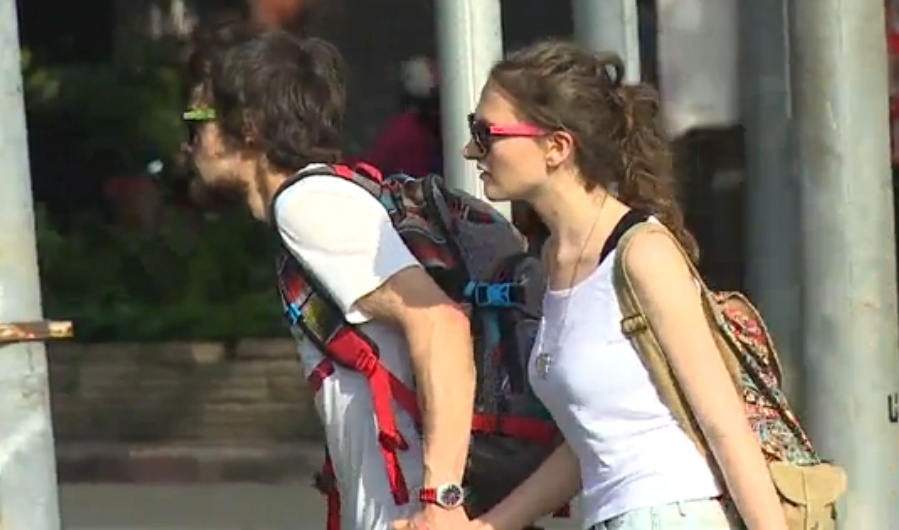 Khach Tay an mung khi qua duoc duong o Sai Gon hinh anh