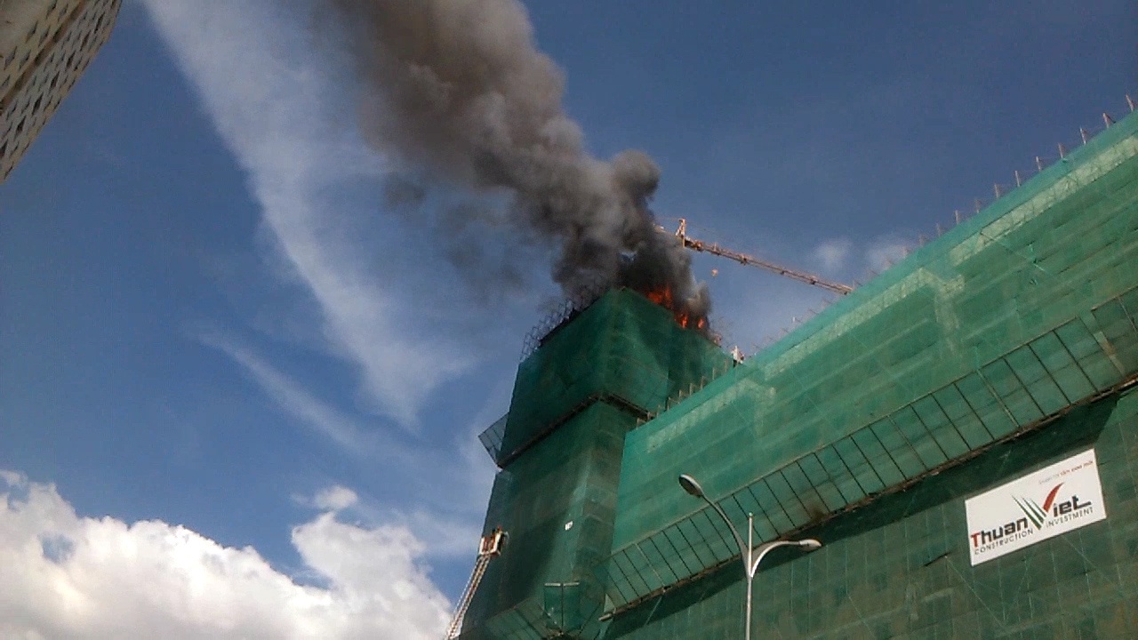 Chay chung cu 25 tang o Sai Gon, mot nguoi bi mac ket hinh anh