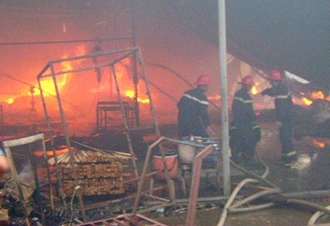 Hien truong vu chay giua dem o Sai Gon hinh anh