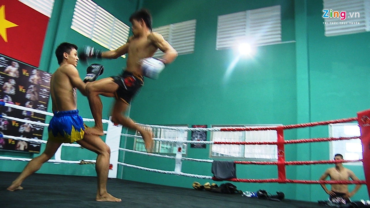 'Doc co cau bai' Duy Nhat bieu dien Muay Thai dep mat hinh anh