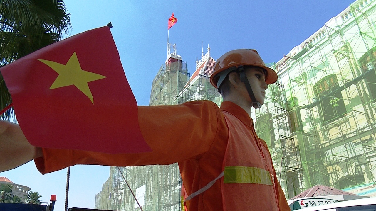 Robot dieu khien giao thong thay nguoi that o Sai Gon hinh anh