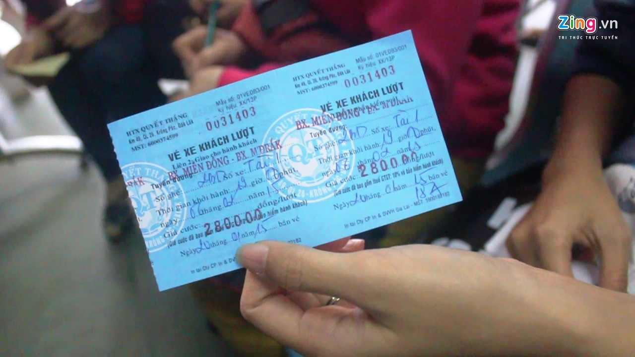 Hang tram nguoi xep hang mua ve xe Tet hinh anh