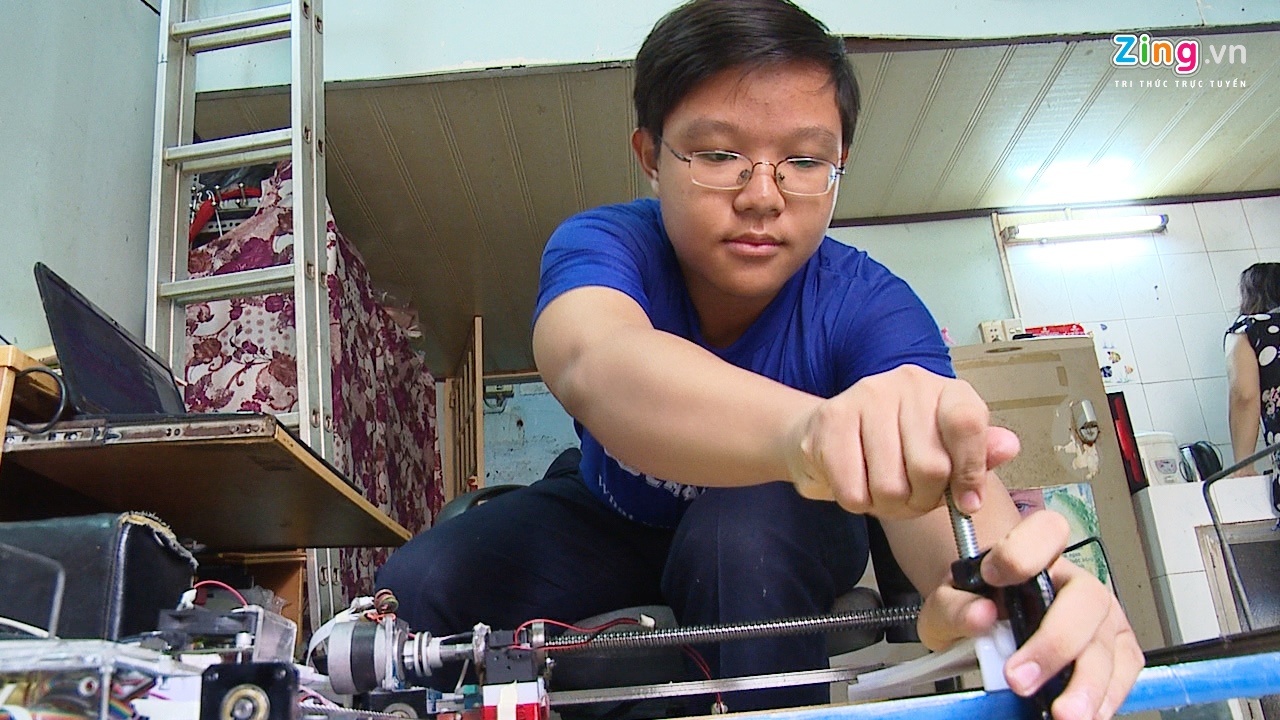 Can canh may khac laser tu do phe lieu cua than dong Viet hinh anh