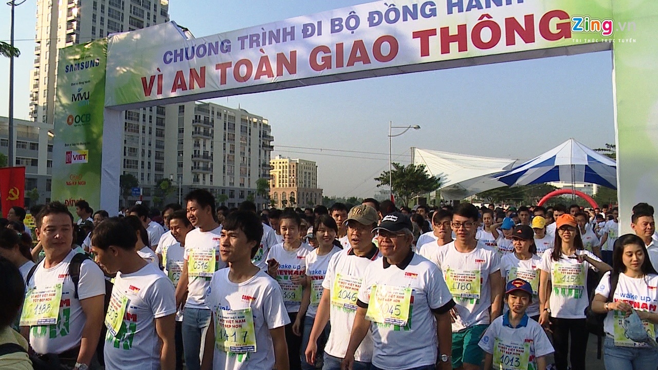 Hang nghin ban tre o Sai Gon tap trung ve Phu My Hung di bo hinh anh