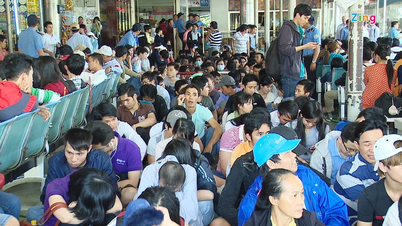 Xep hang tu mo sang de mua ve xe Phuong Trang hinh anh