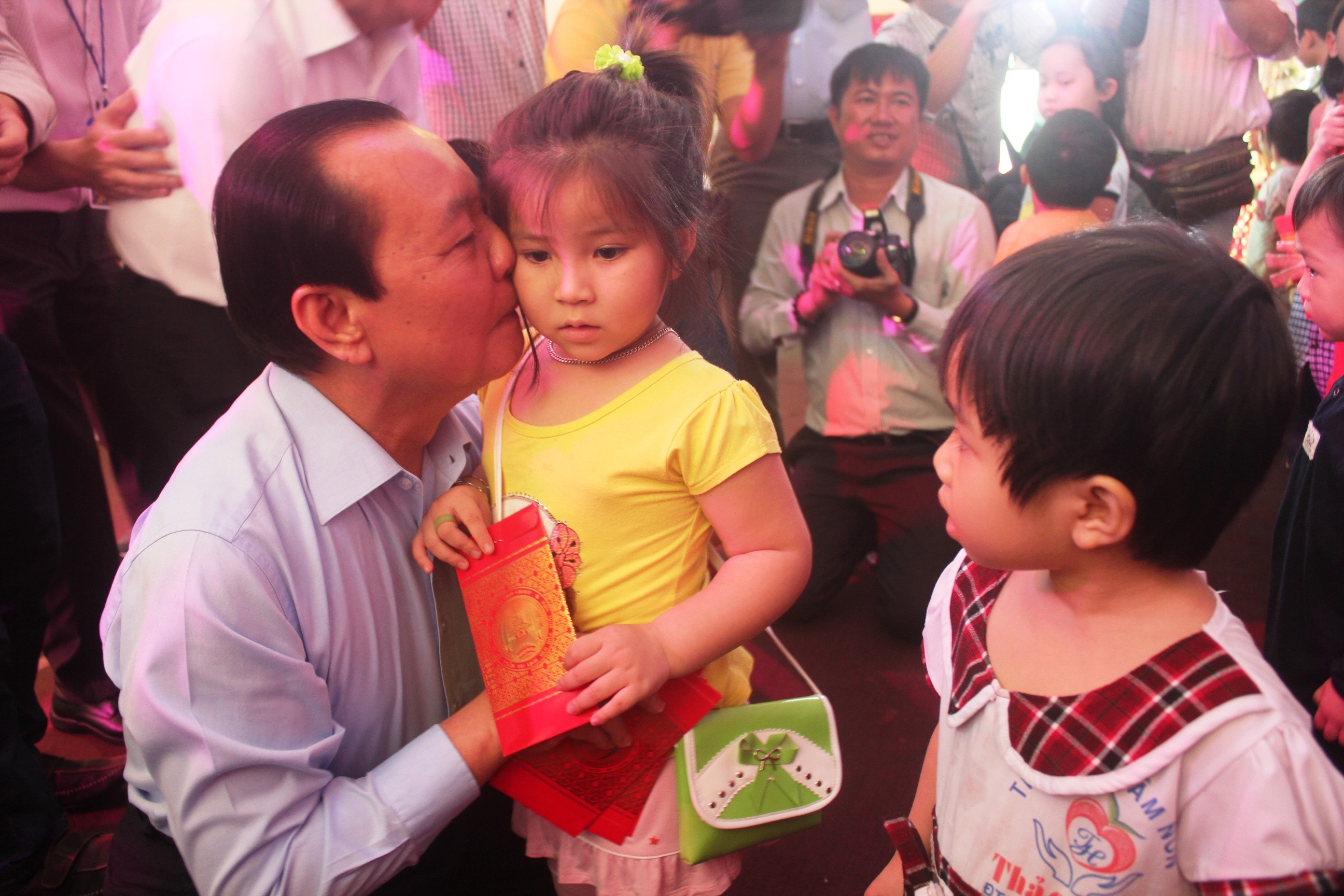 Lanh dao TP HCM li xi cong nhan khong ve que an Tet hinh anh