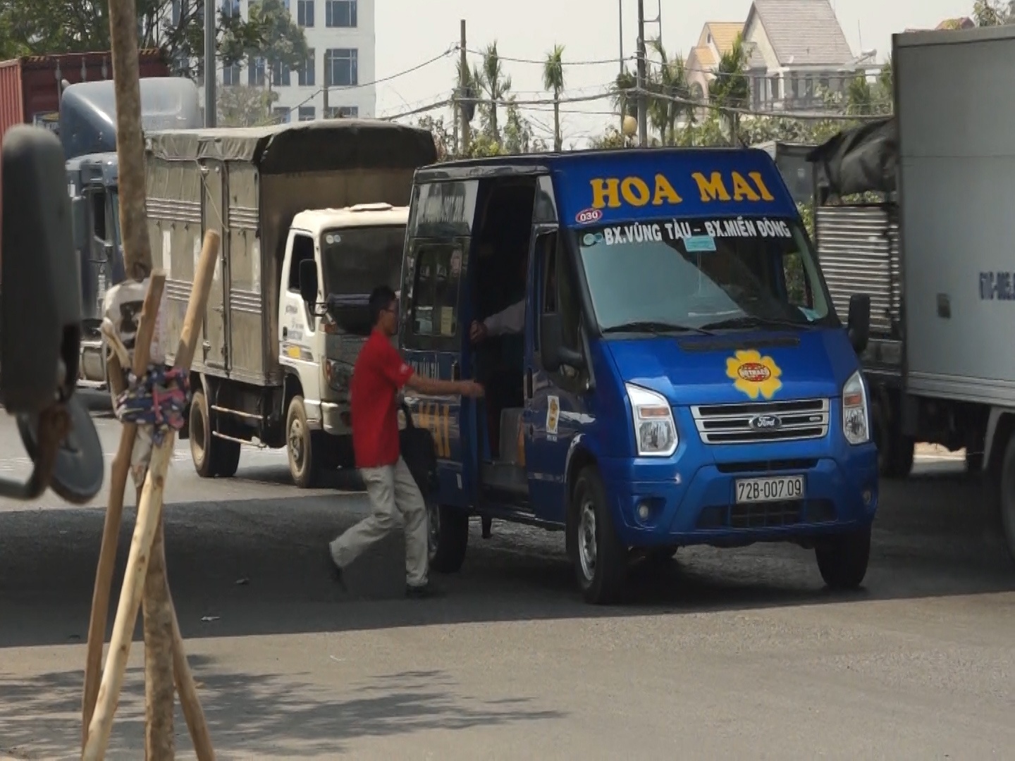 Ben coc, xe du tung hoanh ngay can Tet o Sai Gon hinh anh