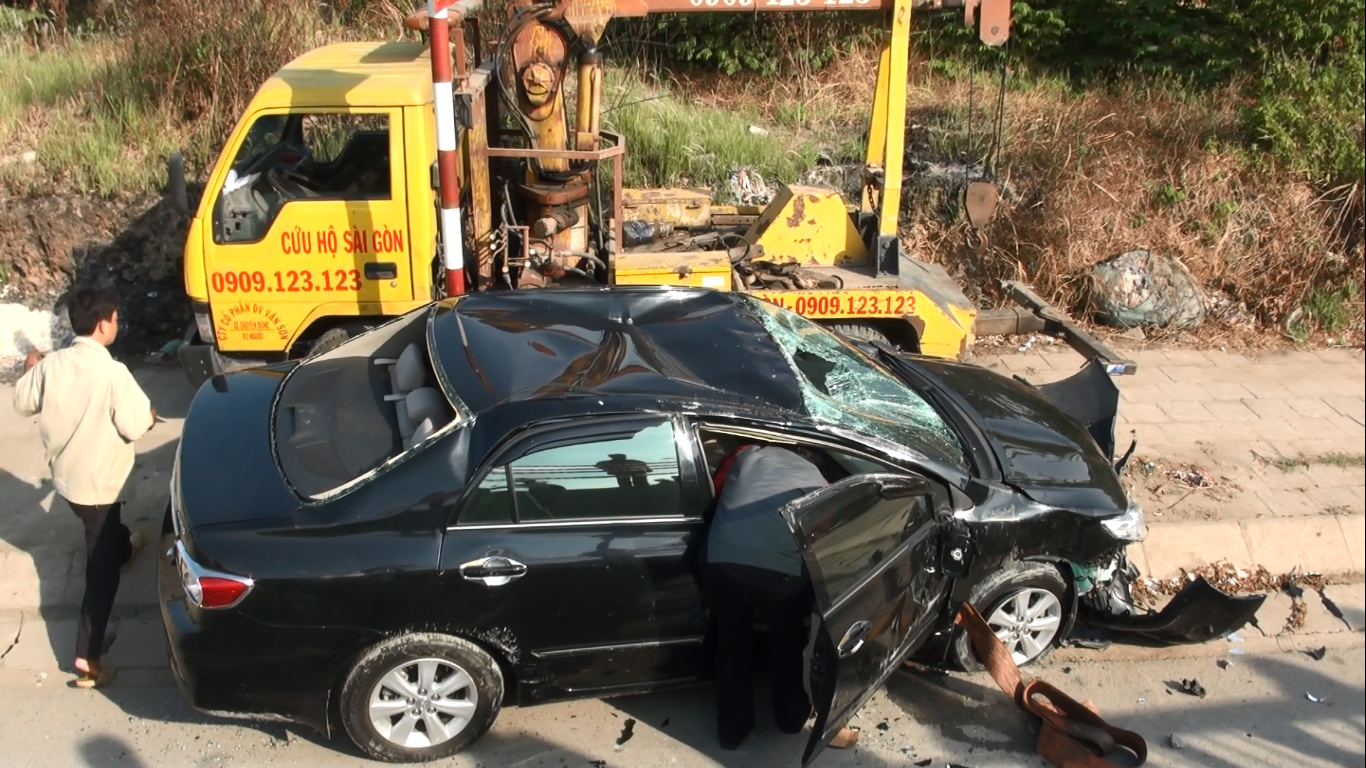 Hien truong oto mat lai roi xuong cau o Sai Gon hinh anh