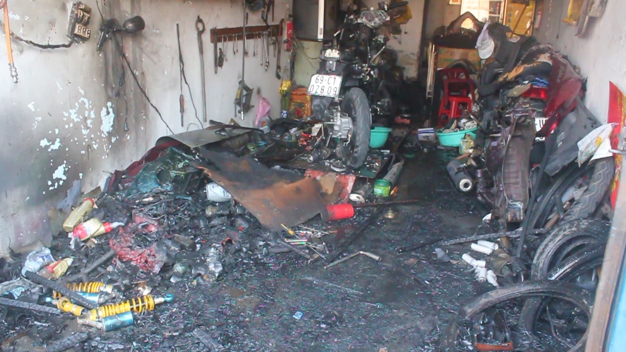 Chay 3 can nha, nhieu xe may bi thieu rui o Sai Gon hinh anh