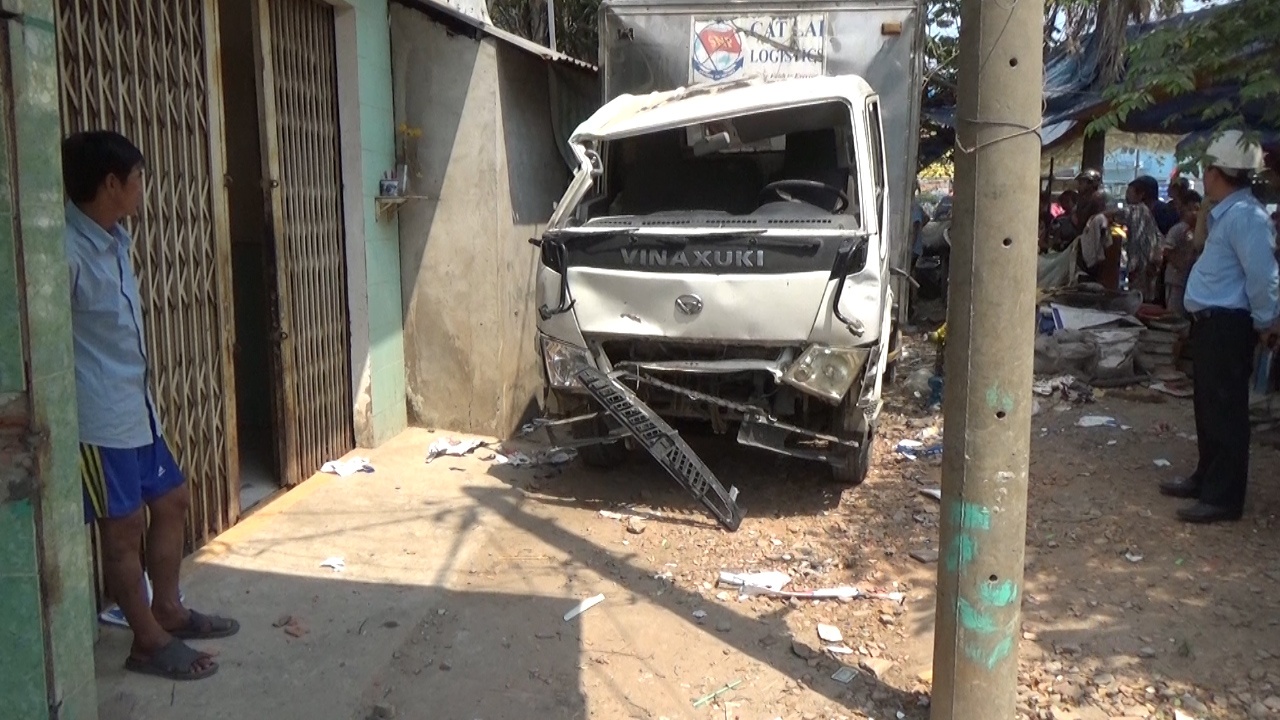 Xe tai dam nat cua nha dan khi do doc hinh anh