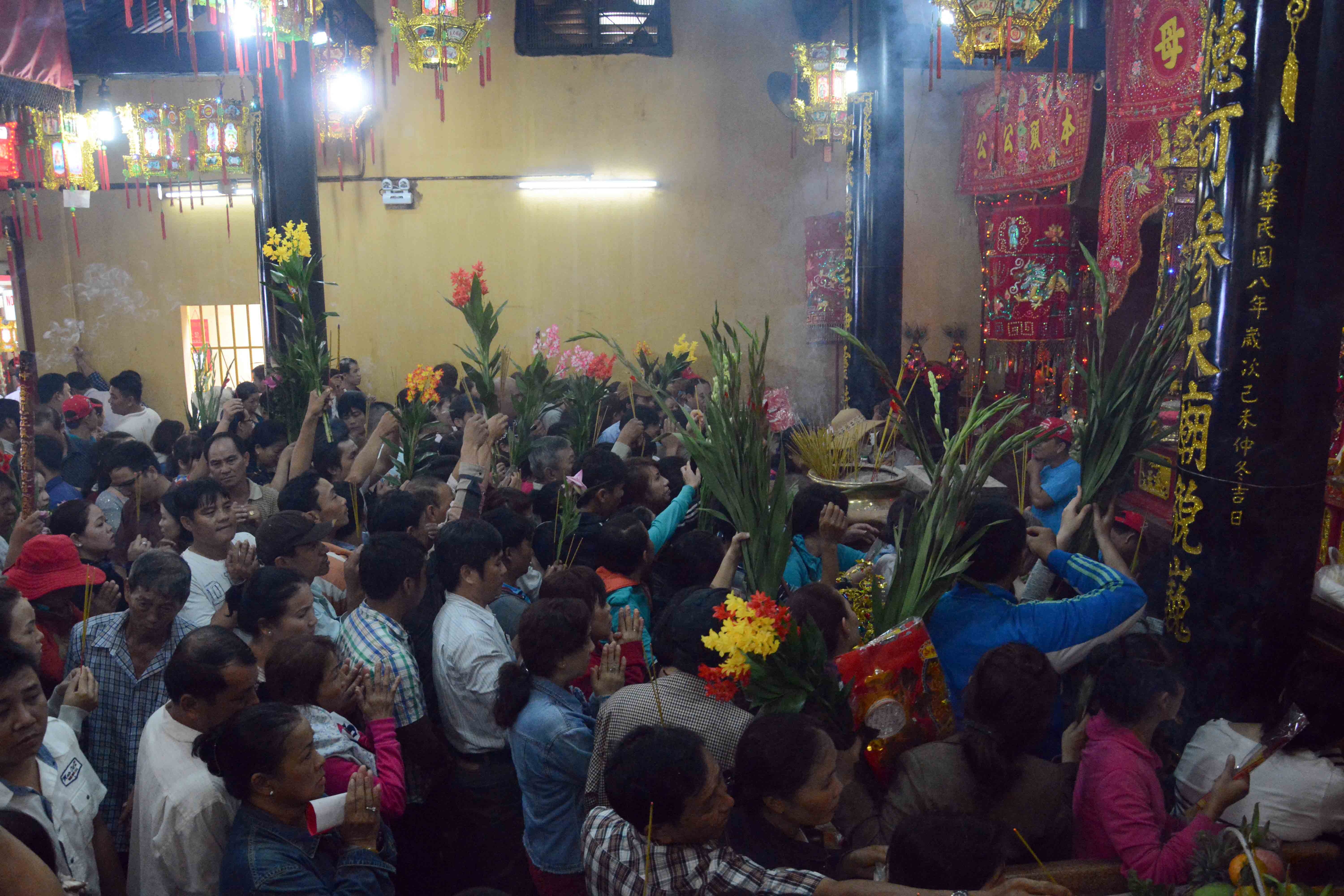 Chen chan vieng chua Ba cau an dau nam hinh anh