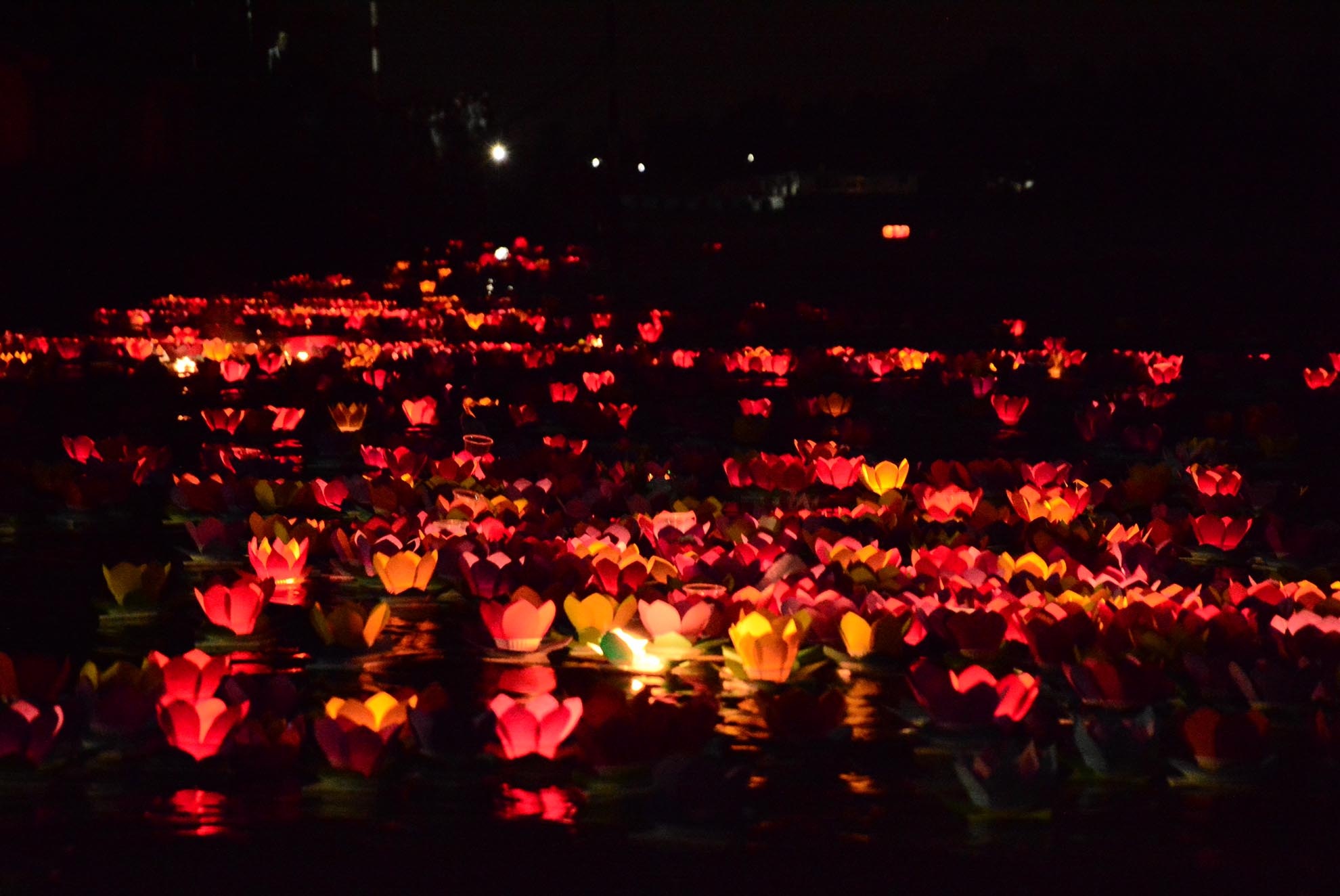 Những ngọn hoa đăng tỏa sáng rực rỡ dọc theo dòng sông Sài Gòn trong đêm rằm tháng giêng.