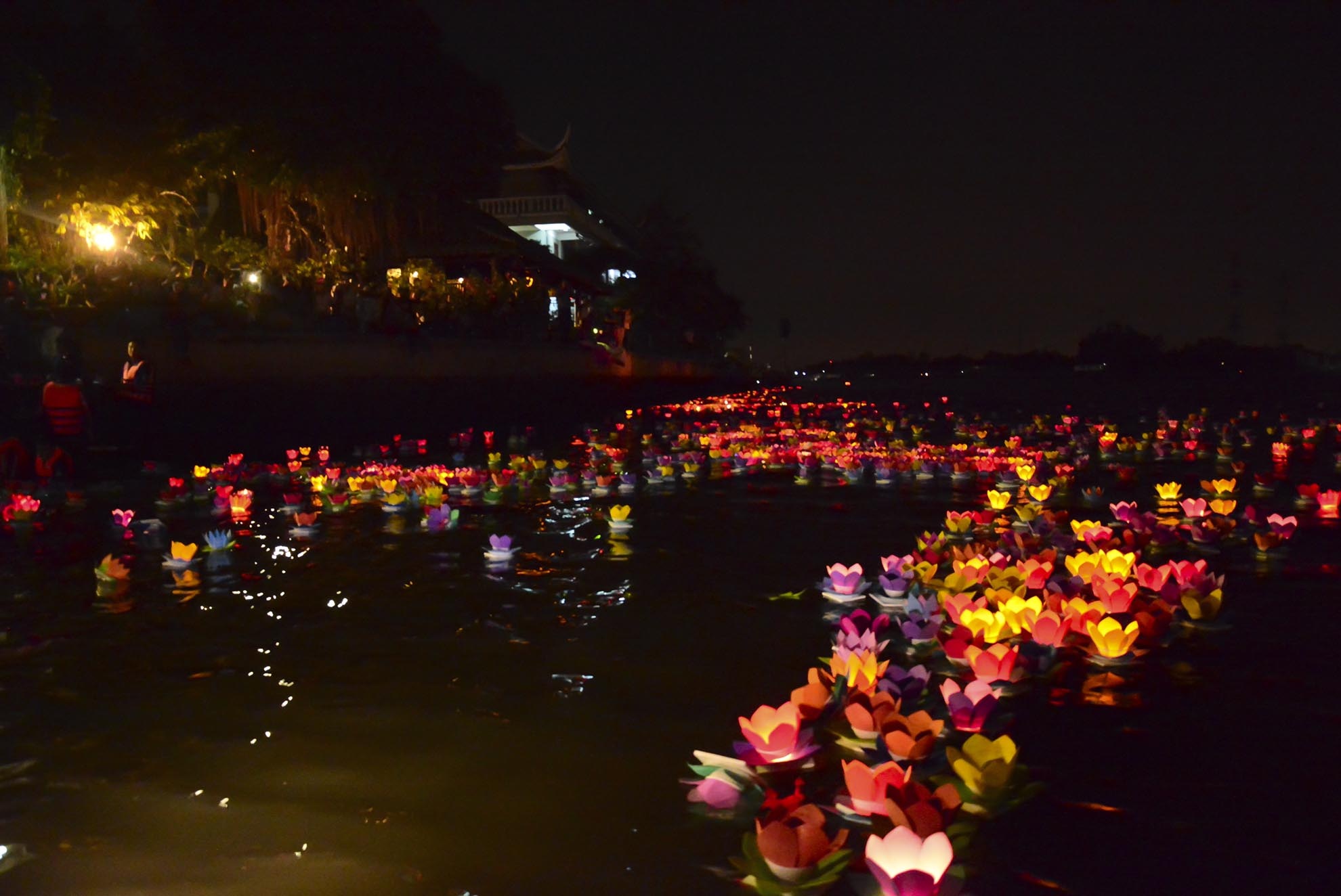 Đèn hoa khi trôi ra xa và nến cháy hết sẽ được vớt lên bờ để gây không ảnh hưởng đến môi trường sinh thái của dòng sông. 