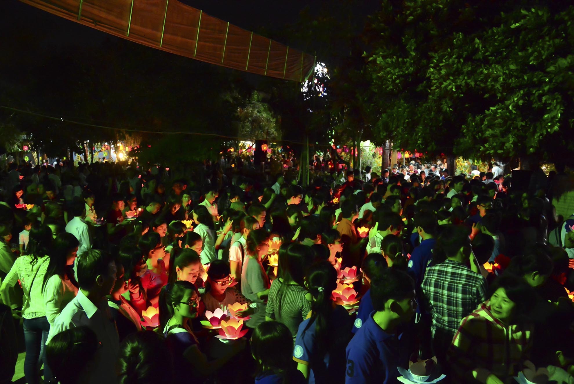 Tối 5/3 (rằm tháng giêng), hàng nghìn phật tử và người dân tụ về chùa Diệu Pháp (bên sông Sài Gòn, phường 13, quận Bình Thạnh,TP HCM) để tham gia Đại lễ hoa đăng Tết Nguyên tiêu.