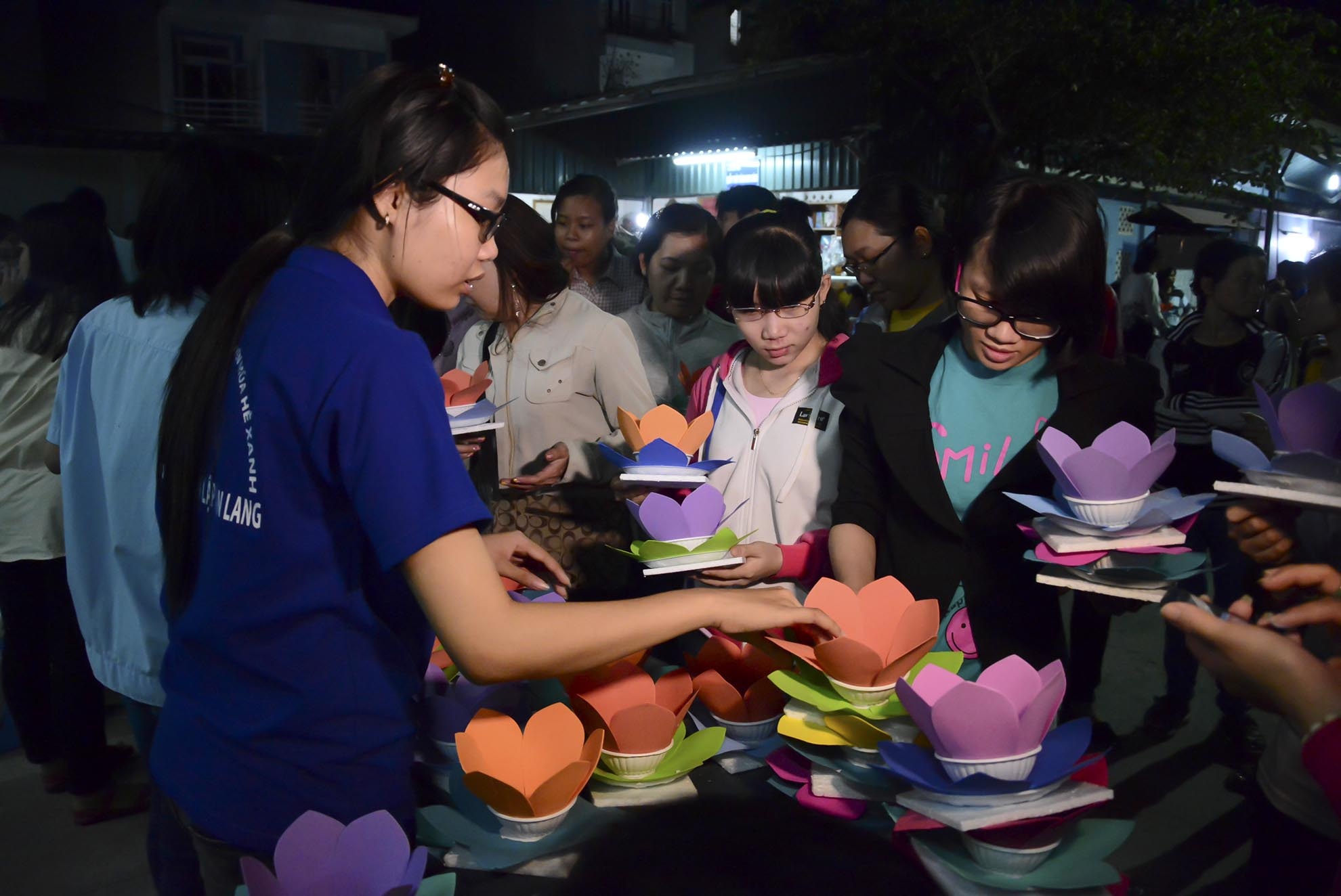 Mỗi phật tử bước vào chùa sẽ được phát miễn phí một chiếc hoa đăng.