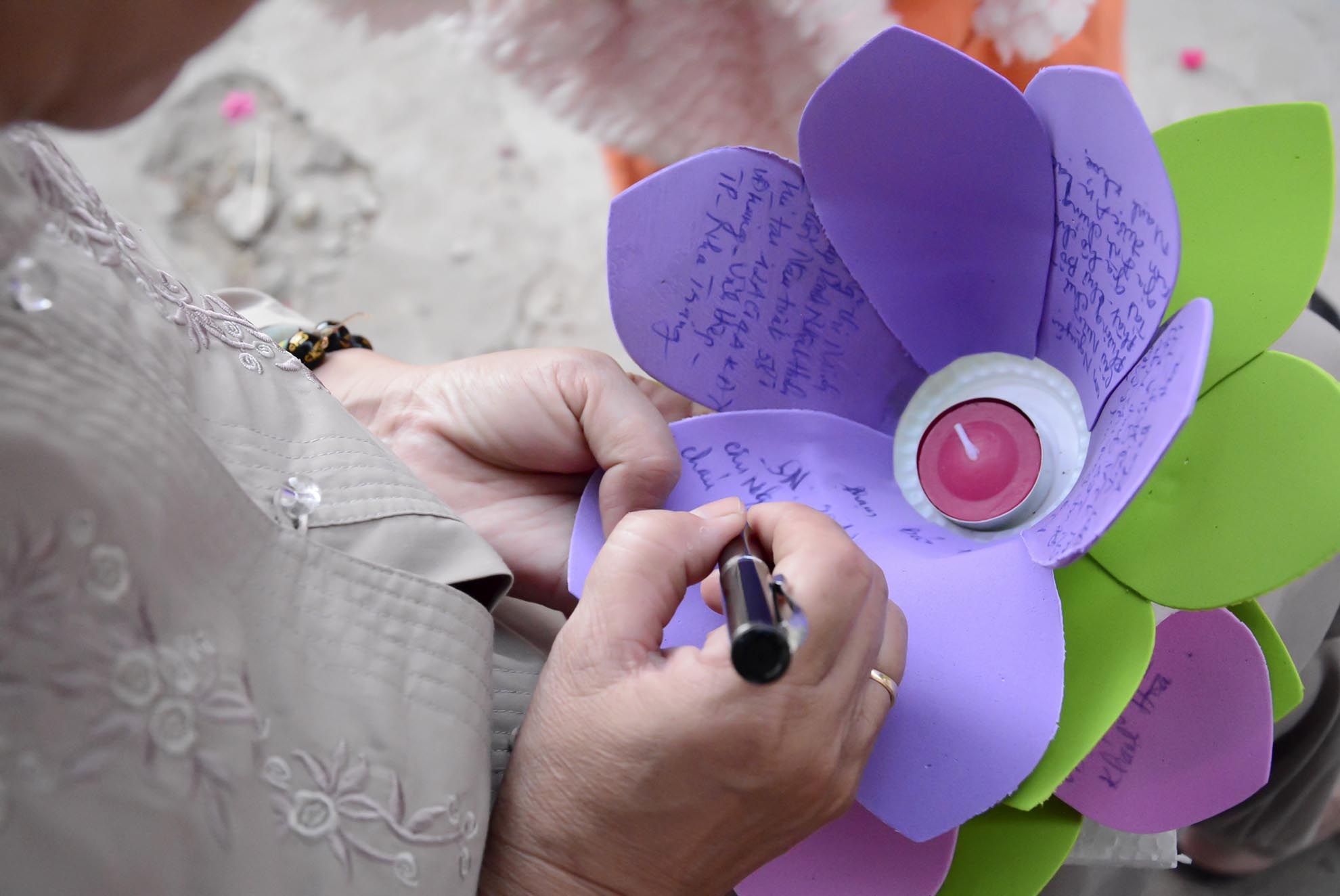 Họ lần lượt ghi tên và những điều cầu mong tốt đẹp nhất trong năm mới.