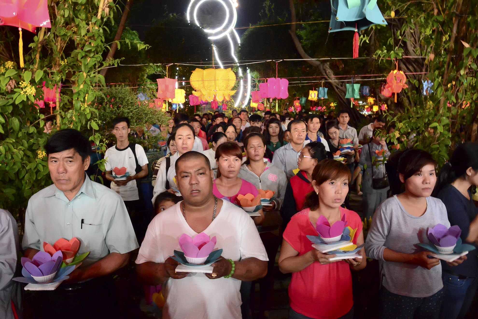 Mọi người cầu an cho gia đình, cầu siêu cho những người đã mất, và cả những lời khấn nguyện về tình yêu đôi lứa.