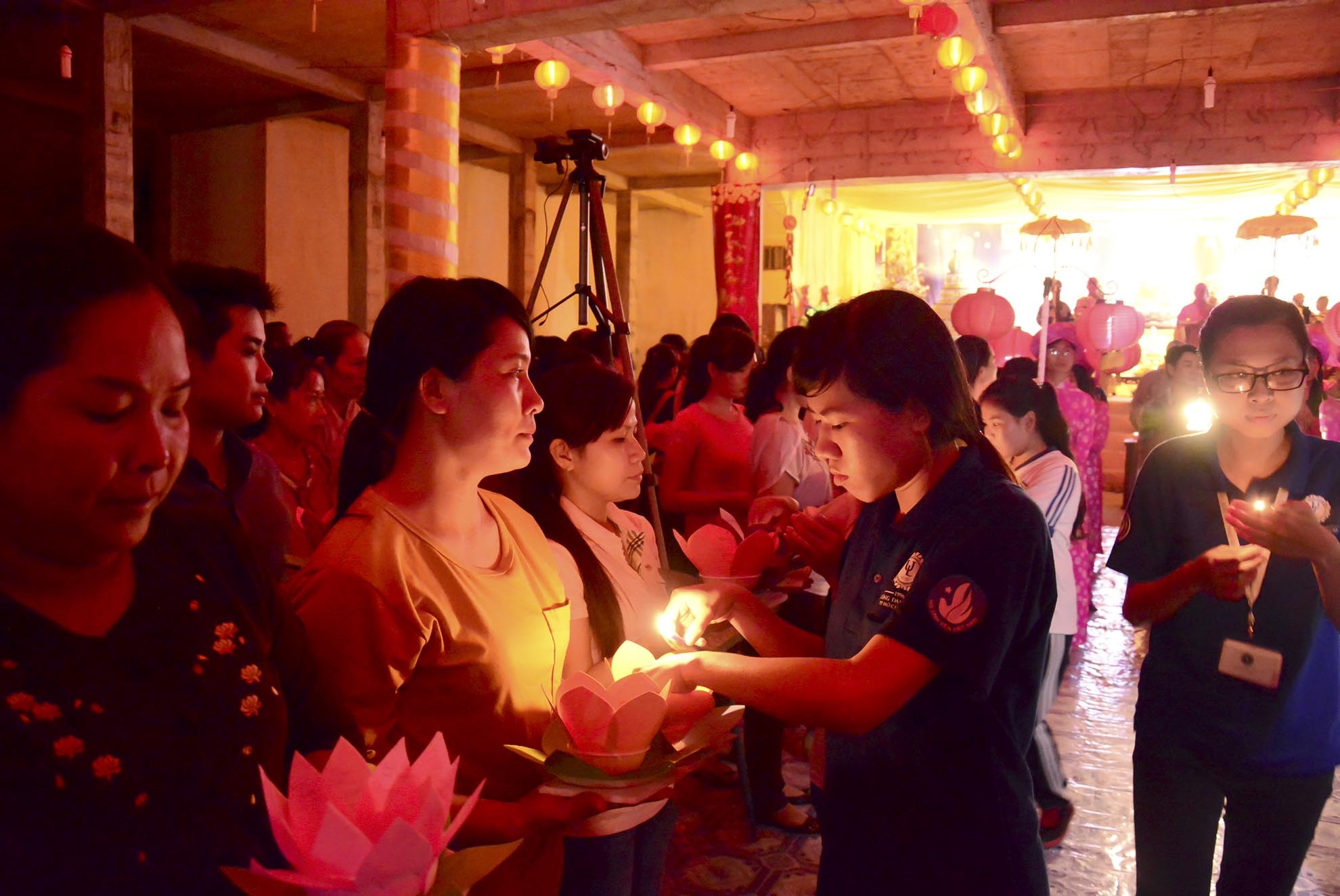 Sau khi nghi lễ kết thúc, họ truyền cho nhau ngọn lửa linh thiêng từ Đức Phật.