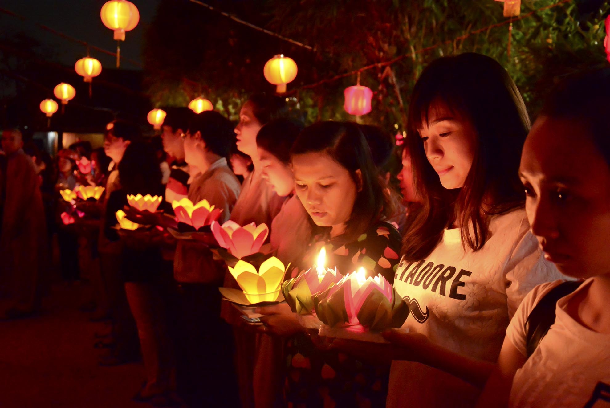 Khi đoàn rước đèn quay lại chùa, hoa đăng sẽ được chuyền xuống mé sông, nơi có các sinh viên tình nguyện đón nhận và thả xuống dòng sông Sài Gòn.