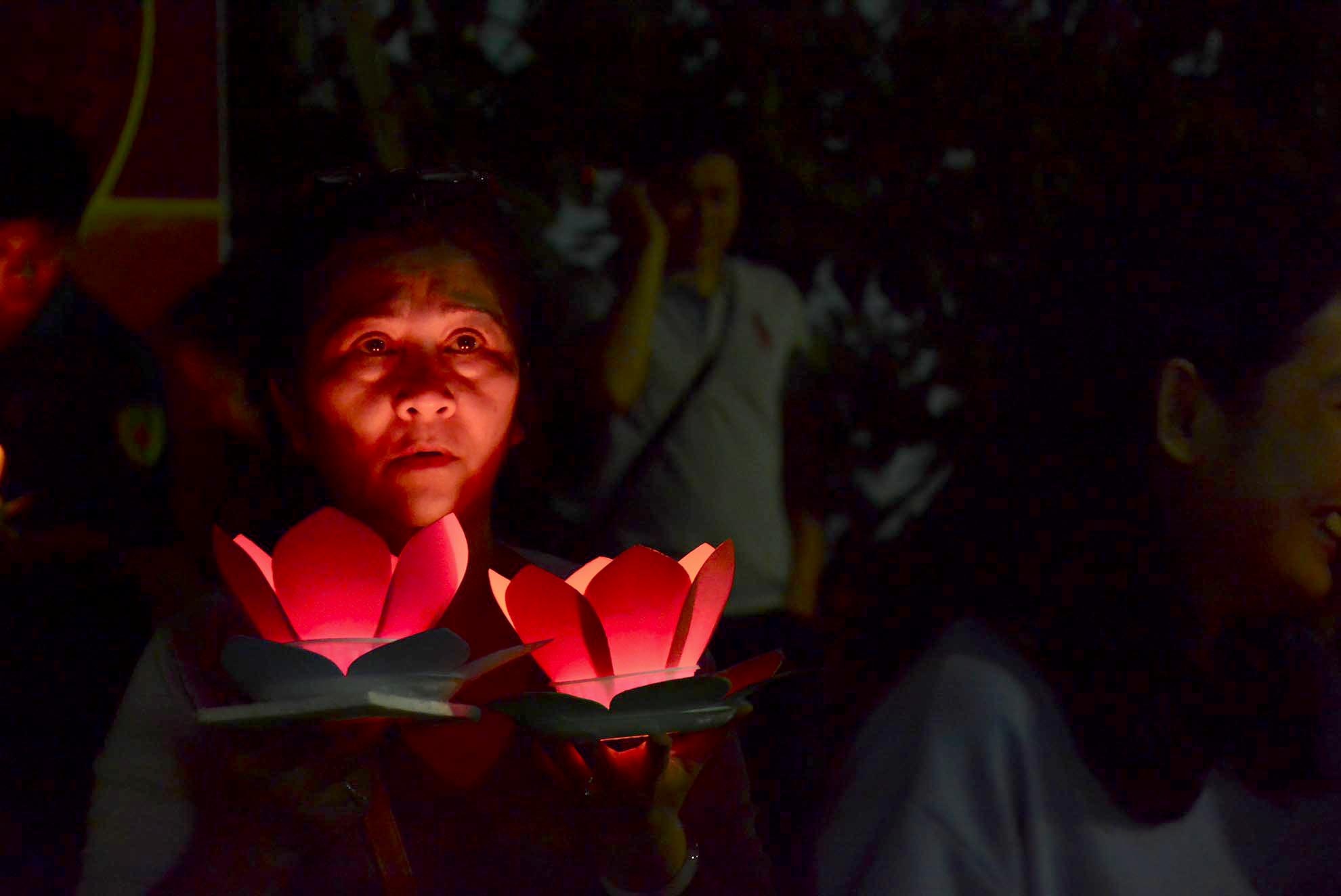 Phật tử tin rằng nghi thức thả đèn hoa đăng sẽ giúp cho ước nguyện và lòng thành của mình được trời phật chứng giám.