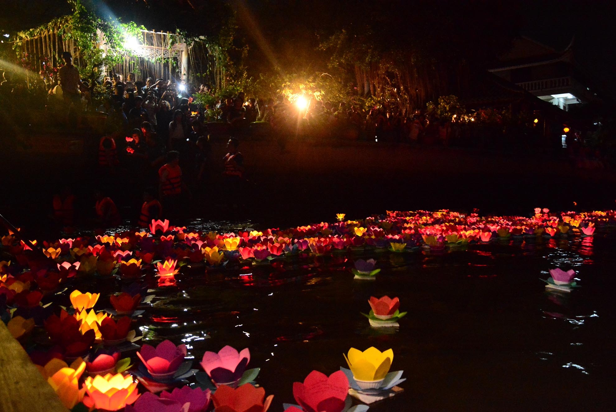 Những ngọn hoa đăng đủ sắc màu, lung linh tỏa sáng giữa dòng sông Sài Gòn.