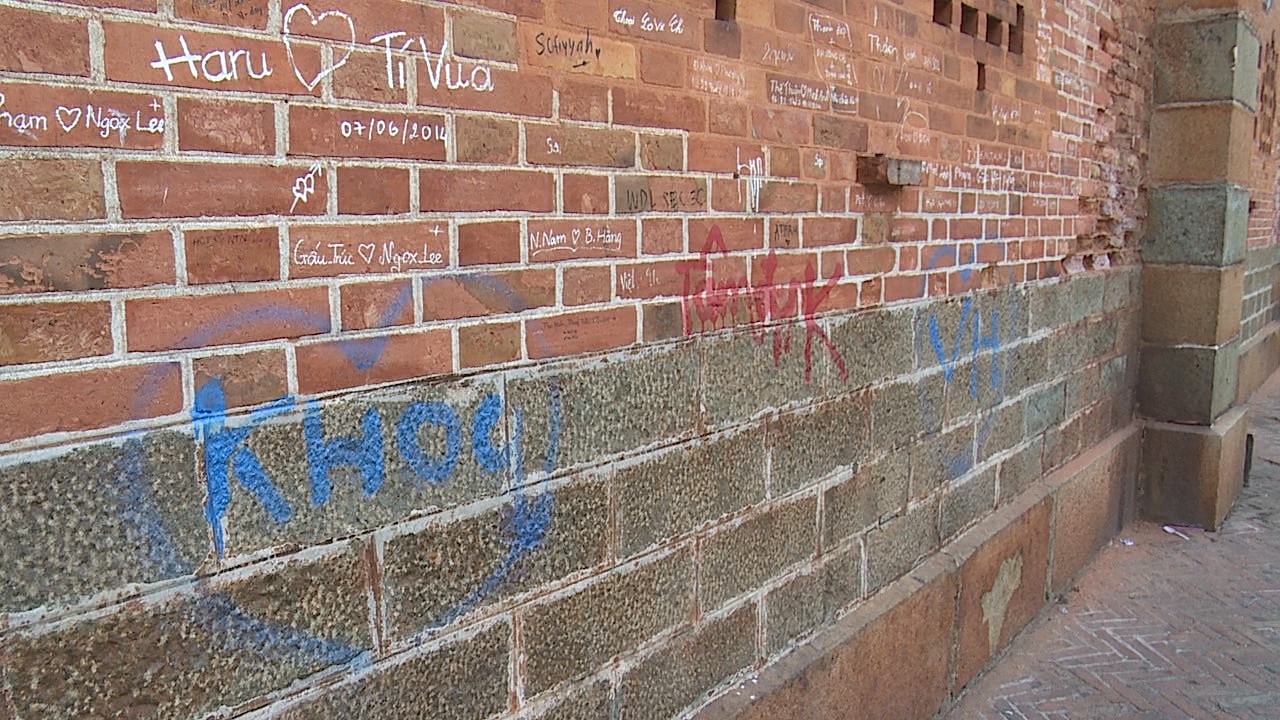 Nha tho duc Ba Sai Gon chi chit cac dong luu but tinh yeu hinh anh