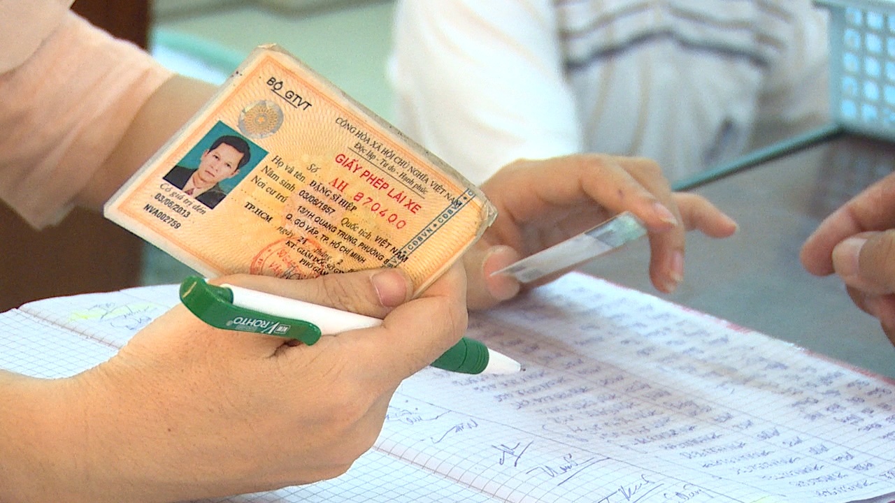 Doi giay phep lai xe sieu nhanh o Sai Gon hinh anh