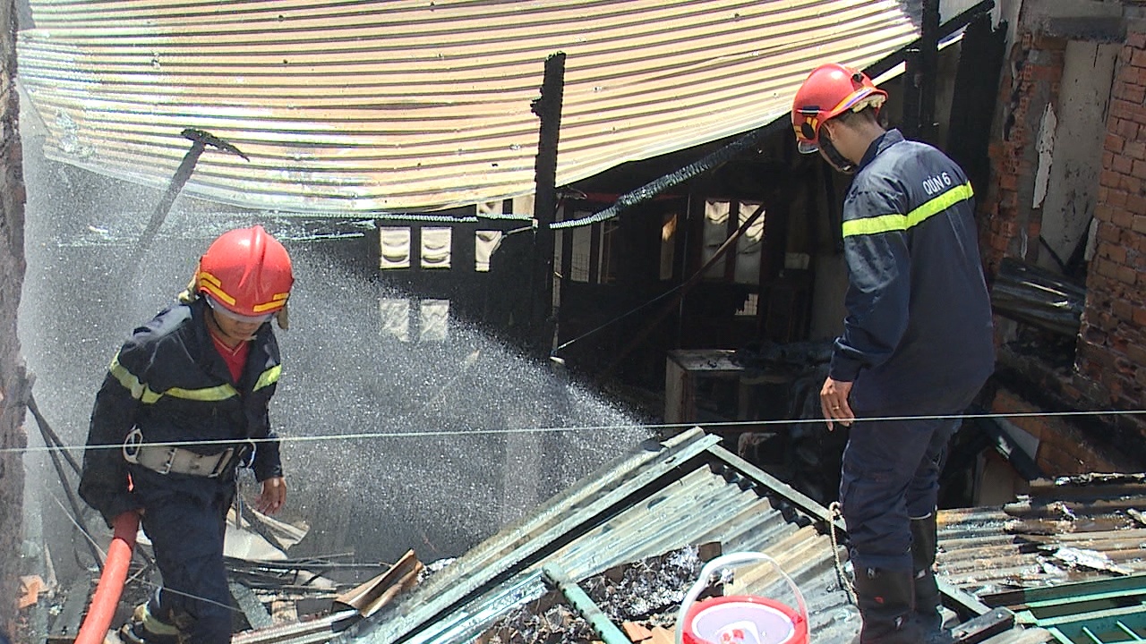 Chay nha trong hem o TP HCM, dan hoang loan thao chay hinh anh