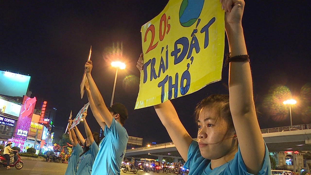 Gioi tre Sai Gon xuong duong keu goi bao ve moi truong hinh anh