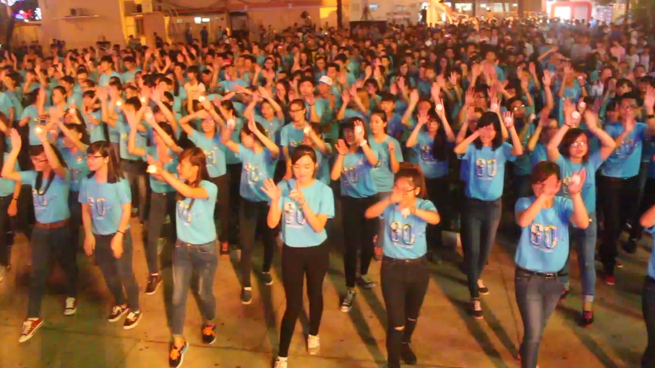 Gioi tre Sai Gon nhay cuong nhiet vi Gio Trai dat hinh anh