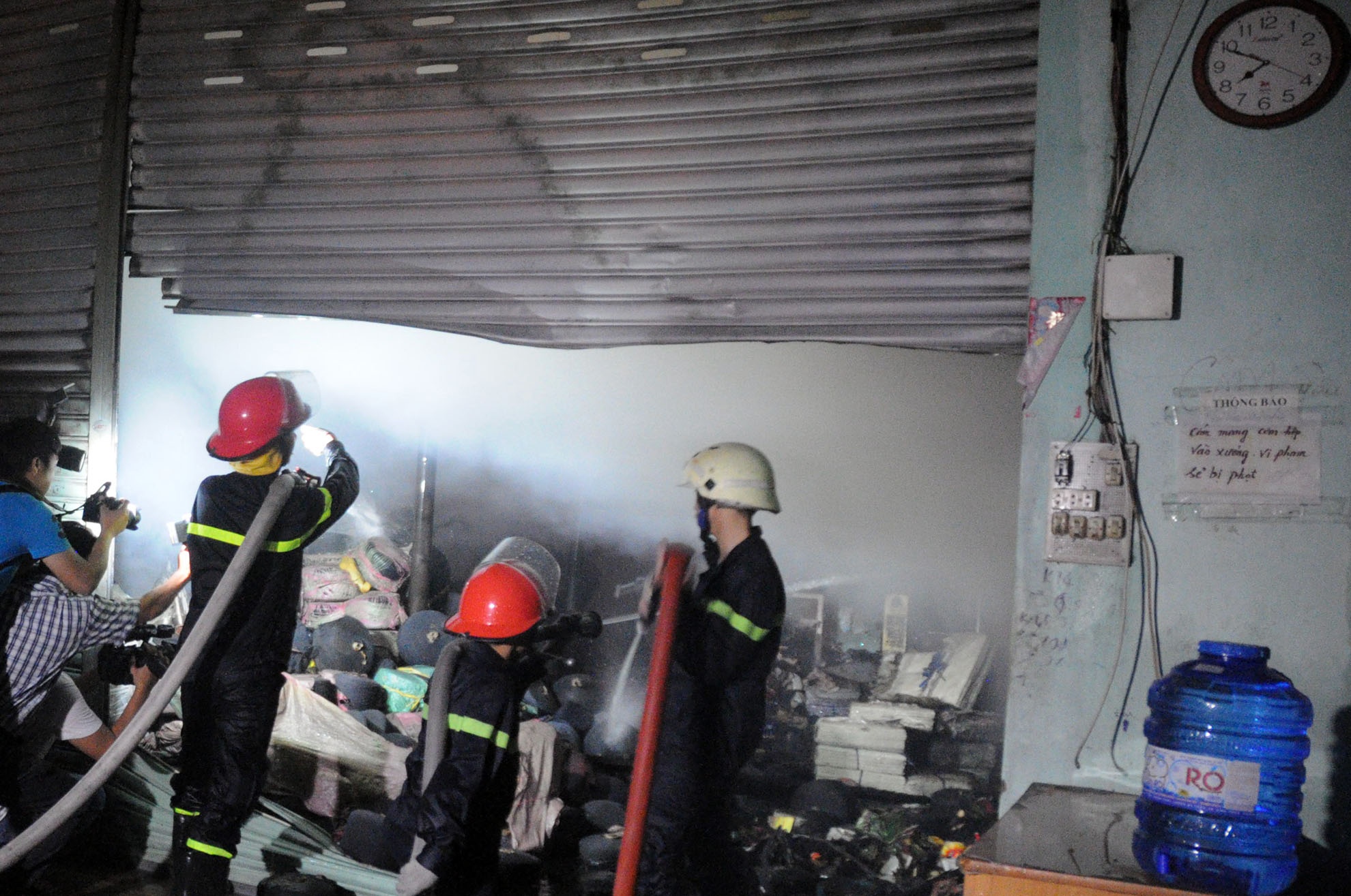 Hien truong vu chay gan khu Nga tu Bon Xa, TP HCM hinh anh