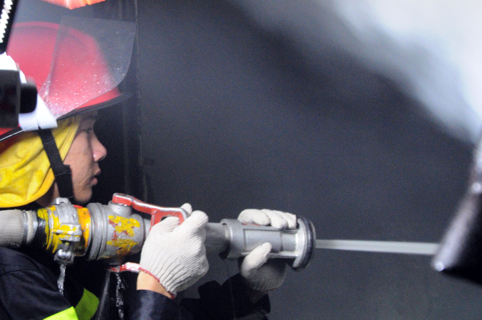 Xưởng sản xuất mút chứa nhiều vật liệu dễ cháy khiến ngọn lửa cháy mạnh và lan sang các căn nhà xung quanh. Có ít nhất 2 xưởng sản xuất và 3 căn nhà bị “bà hỏa” thiêu rụi.